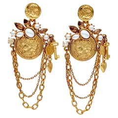 Boucles d'oreilles chandelier Oscar de la Renta anciennes en or plaqué avec pièces de monnaie et fausses perles