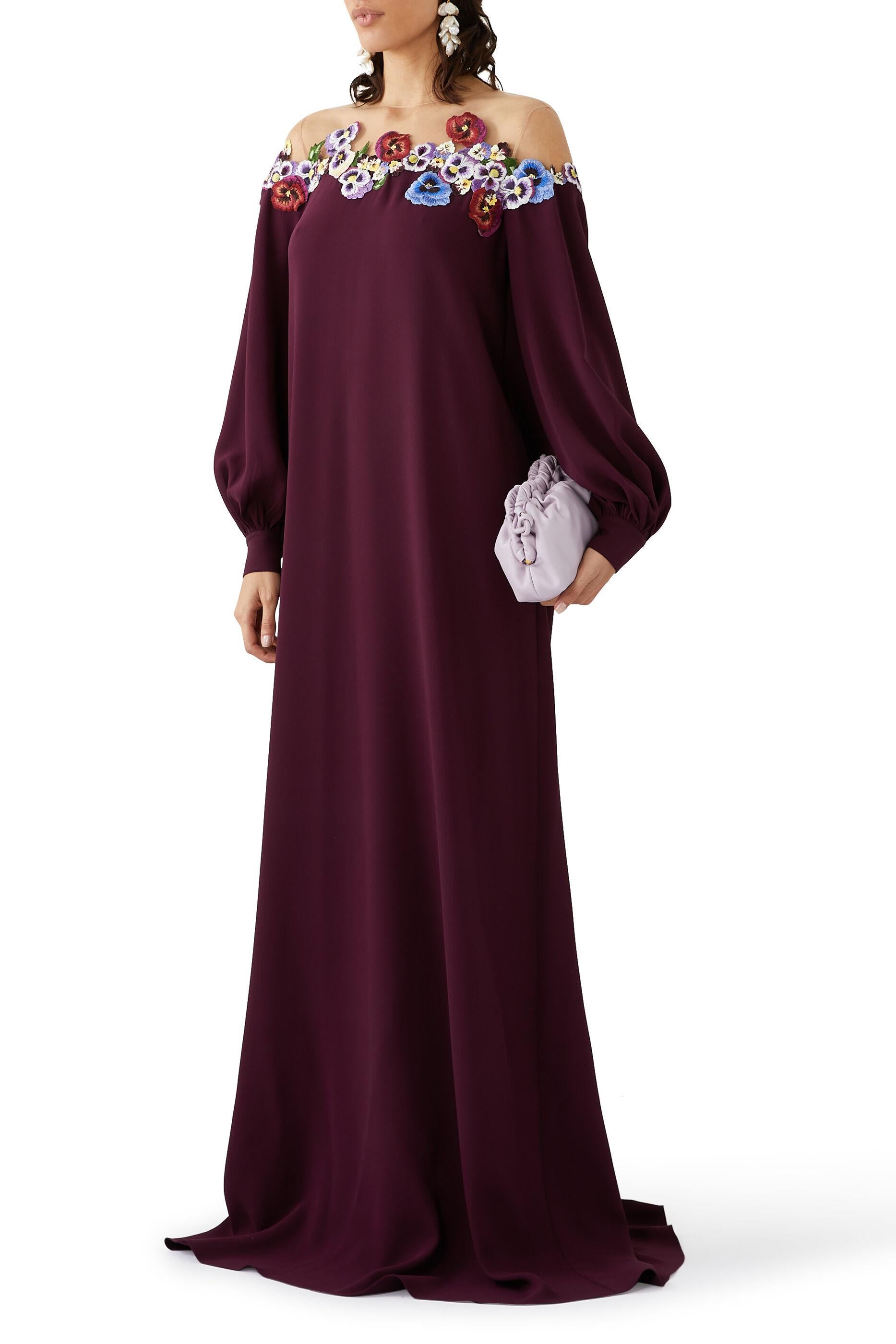 I fiori vivaci sono uno dei codici distintivi di Oscar De La Renta: questo abito è decorato con una serie di viole lungo la scollatura ornata di tulle.
Crepe di seta bordeaux, tulle beige
Buco della serratura con gancetto sul retro
94% seta, 6%