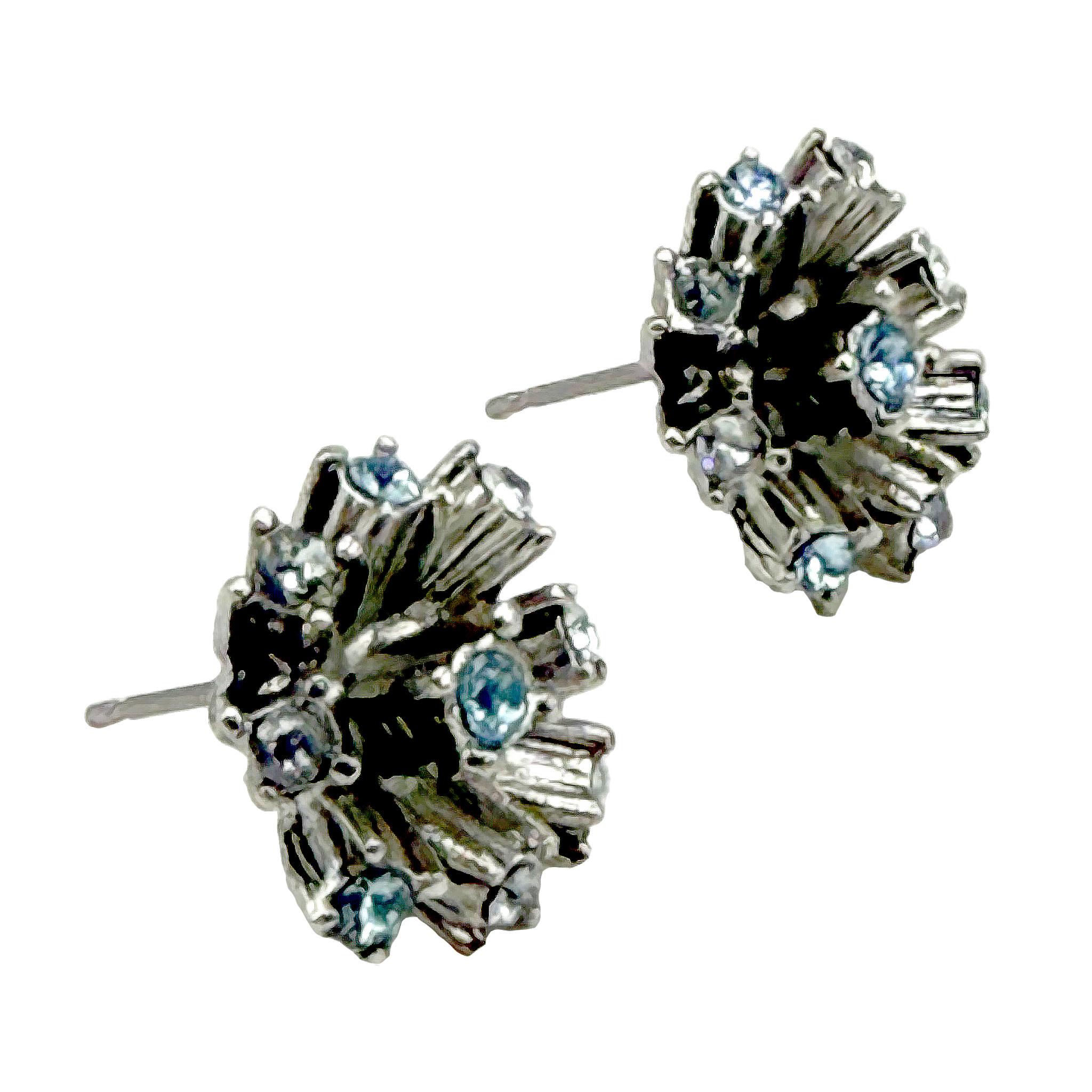 Contemporain Clous d'oreilles Oscar de la Renta aigue-marine de couleur argentée et cristal Swarovski en vente