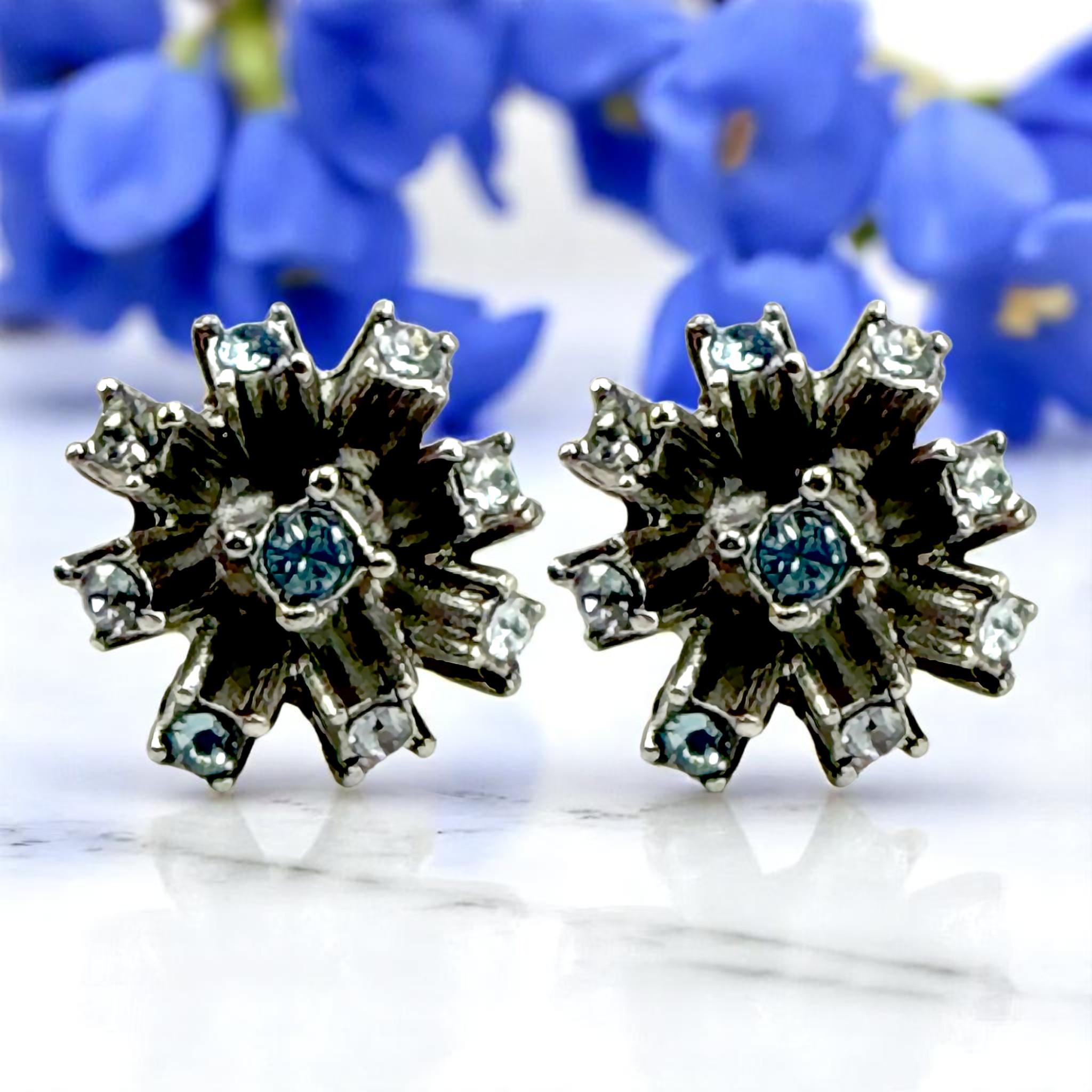 Clous d'oreilles Oscar de la Renta aigue-marine de couleur argentée et cristal Swarovski Neuf - En vente à Santa Monica, CA