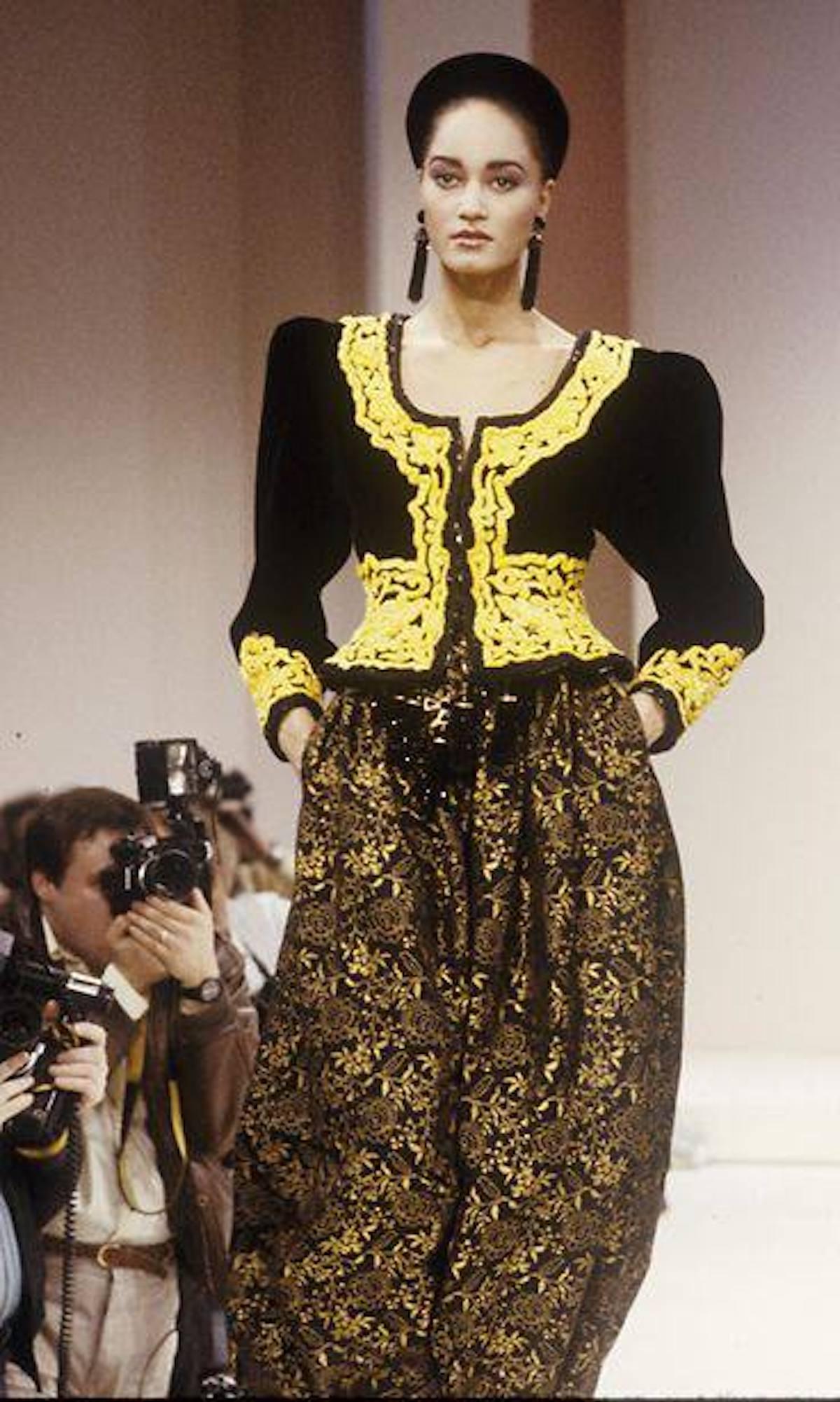 Oscar de la Renta vintage beaded haute couture jacket, Collection F/W 1988. 

Beaded, Embroidered & Sequin Accents.

Hook and Eye Closure.

Similar jacket is presented at San Francisco's de Young museum (see pictures). 

Size: XL  US 12
Bust: 37.5″