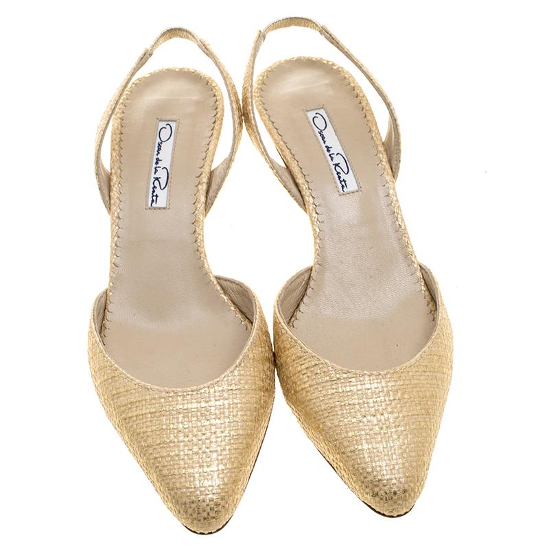 All that glitters is gold! Make a bold style statement with these unique jute sandals from Oscar de La Renta. This easy to slide-on pair is punctuated with a sling-back closure and are stylishly closed from the front and have small pointed heels.