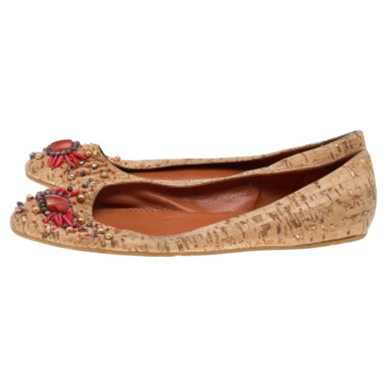 Estas bailarinas de la Casa de Oscar De La Renta te darán un aspecto elegante y chic. Están hechos de cuero beige en el exterior, con intrincados adornos colocados en la parte delantera. Tienen puntera redondeada y son de tipo slip-on. Estas