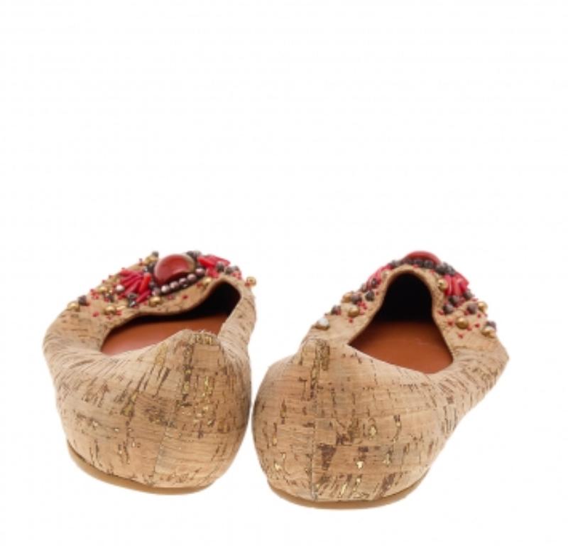 Oscar De La Renta Beige Cuero Adornado  Pisos Talla 37.5 en Bueno estado para la venta en Dubai, Al Qouz 2