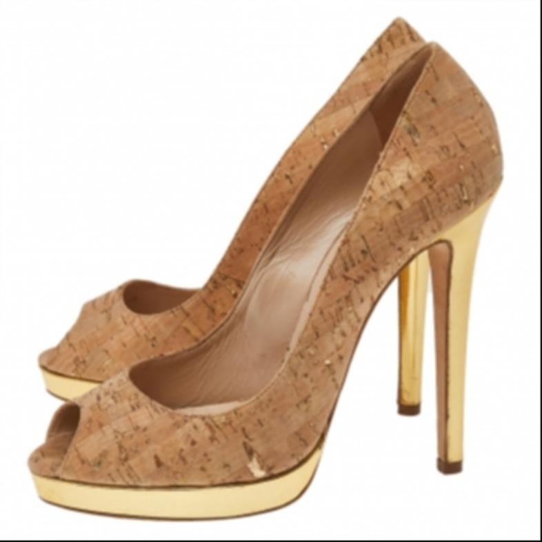 Añade un sutil toque de magia a tu look con estos zapatos de salón de piel. Este fabuloso par de zapatos de salón Oscar De La Renta está diseñado con peep toes, tacones altos y esbeltas plataformas.