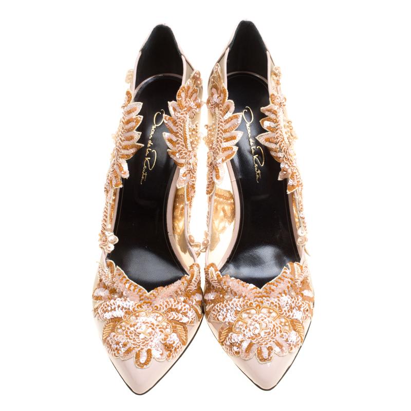 Scintillating, ravishing and regal, these Alyssa pumps from Oscar de la Renta are sure to make you fall in love with them. These beige pumps are crafted from patent leather and mesh and feature an elegant silhouette. They flaunt an exquisite