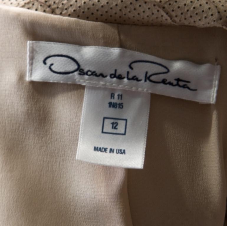Any creation from the house of Oscar de la Renta comes with a powerful assurance of quality, style, and class. This elegant coat is an effortlessly modish piece that needs no effort to sport from desk to drinks. It exudes a vintage finish having