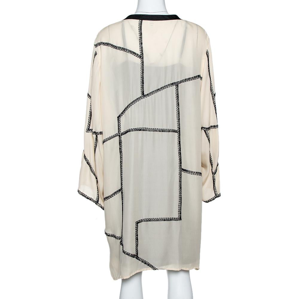 Oscar de la Renta creations are true masterpieces that combine fine tailoring with feminine aesthetic seamlessly. This tunic is no different. Flattering and easy to slip into, it has been crafted from luxe silk fabric and carries a lovely shade of