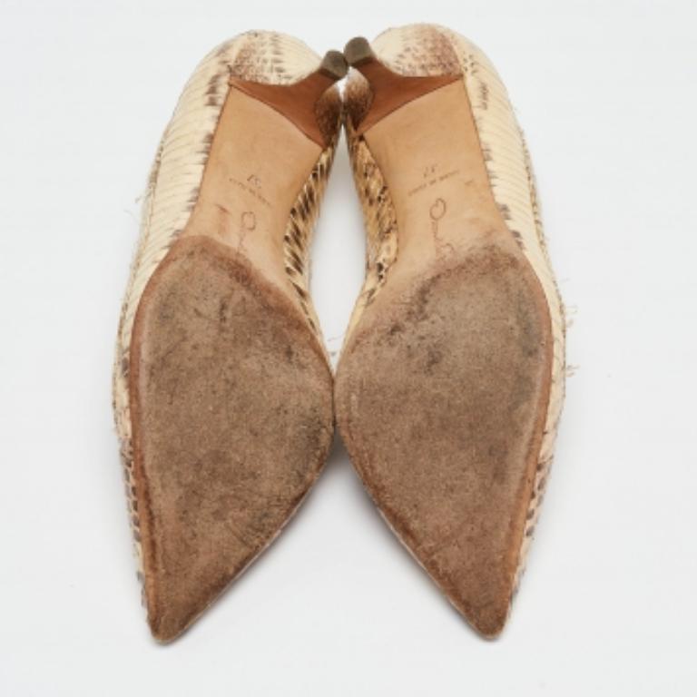 Beige Oscar De La Renta - Escarpins à bouts pointus en raphia et serpent d'eau beige - Taille 37 en vente