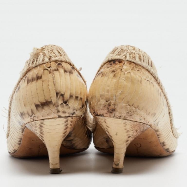 Oscar De La Renta - Escarpins à bouts pointus en raphia et serpent d'eau beige - Taille 37 État moyen - En vente à Dubai, Al Qouz 2
