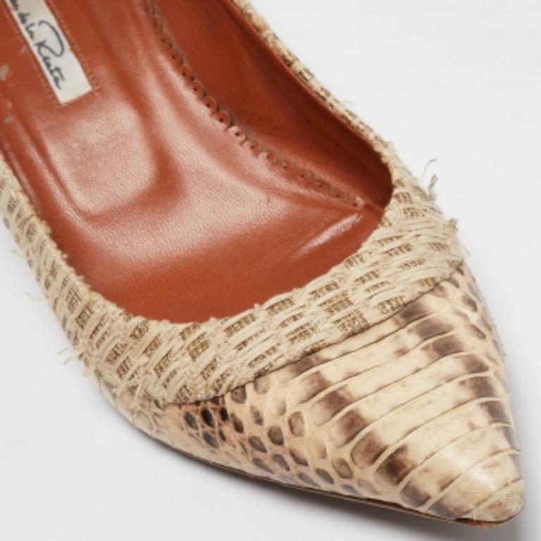 Oscar De La Renta - Escarpins à bouts pointus en raphia et serpent d'eau beige - Taille 37 Pour femmes en vente