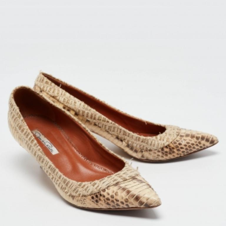 Oscar De La Renta - Escarpins à bouts pointus en raphia et serpent d'eau beige - Taille 37 en vente 1