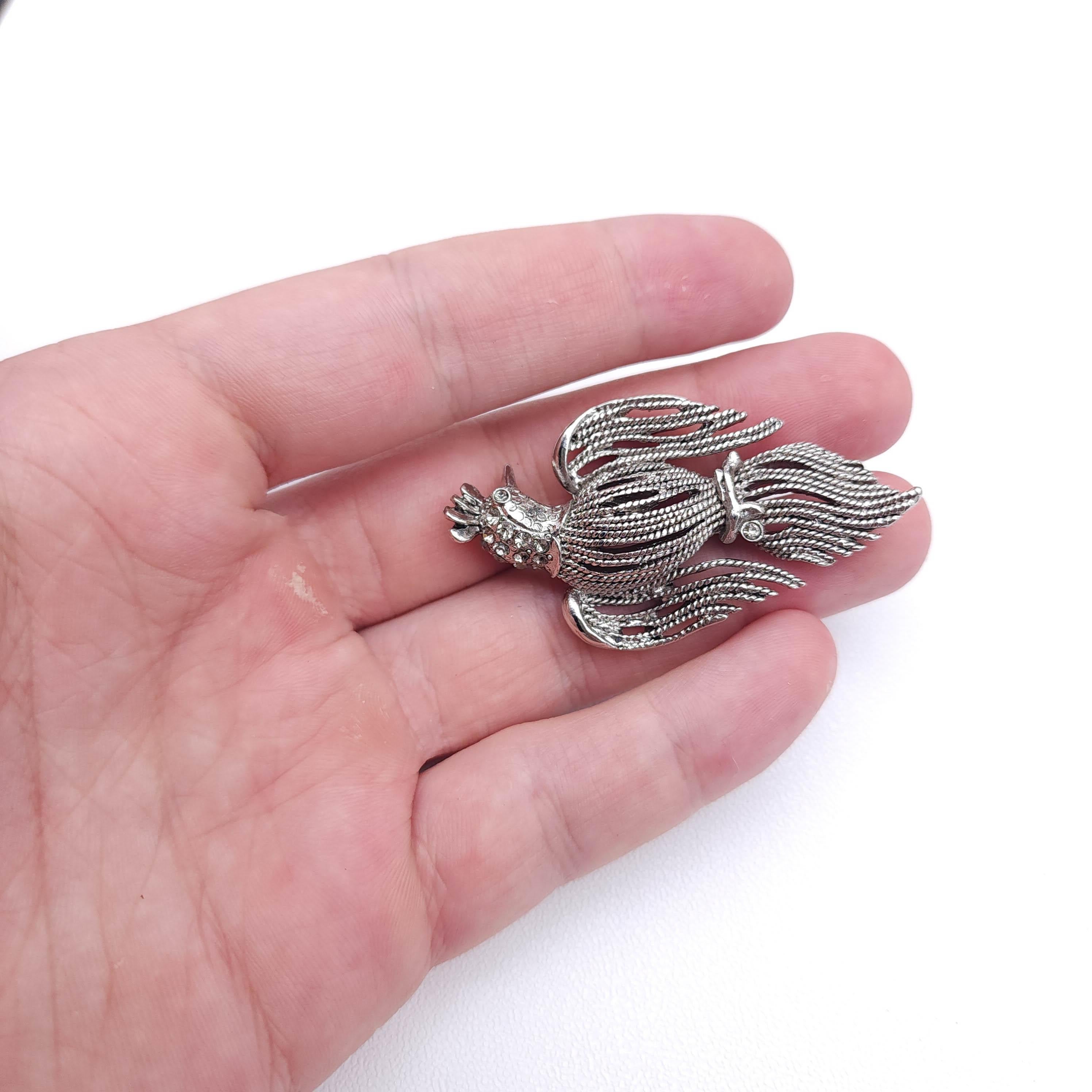 Oscar de la Renta Bird Pin, Textured Silver Tone, Clear Crystal Accents In New Condition For Sale In Milford, DE