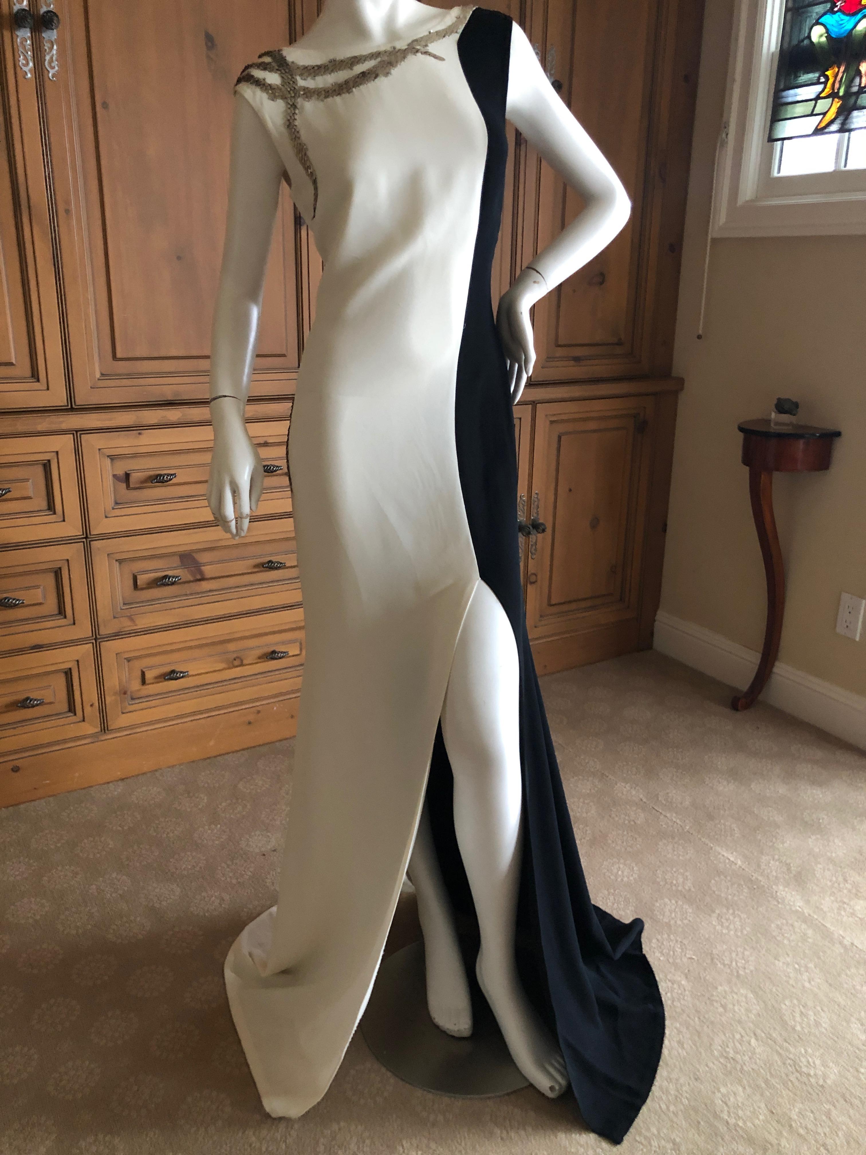 Oscar de la Renta Black and White Gown with Silver Snake Scale Sequin Details
Simply Stunning. Please use the zoom feature to see al the remarkable details.
New with tags
Size 8
 Bust 38