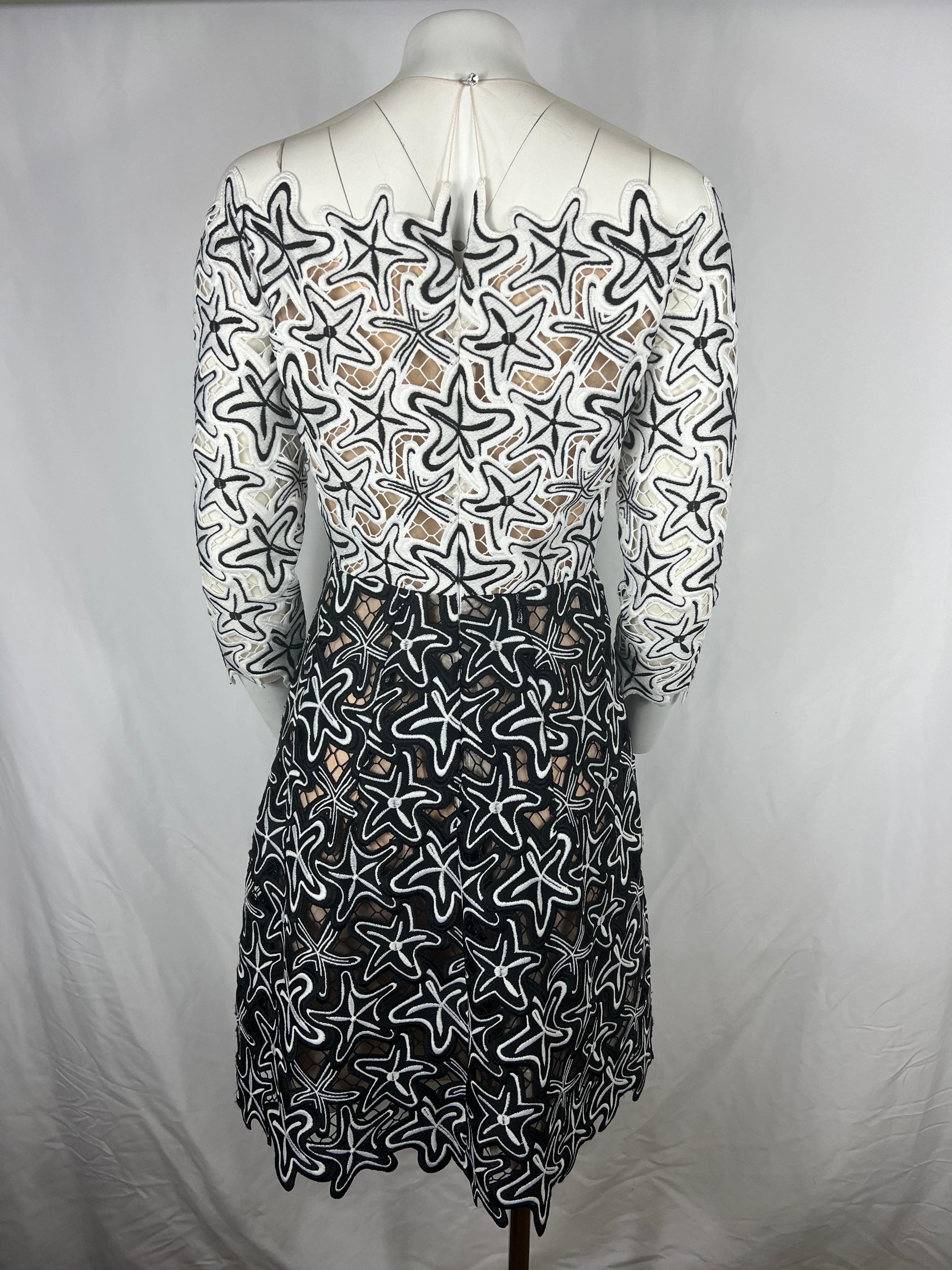 Oscar de la Renta Black and White Mini Dress, Size 6 In Excellent Condition For Sale In Beverly Hills, CA