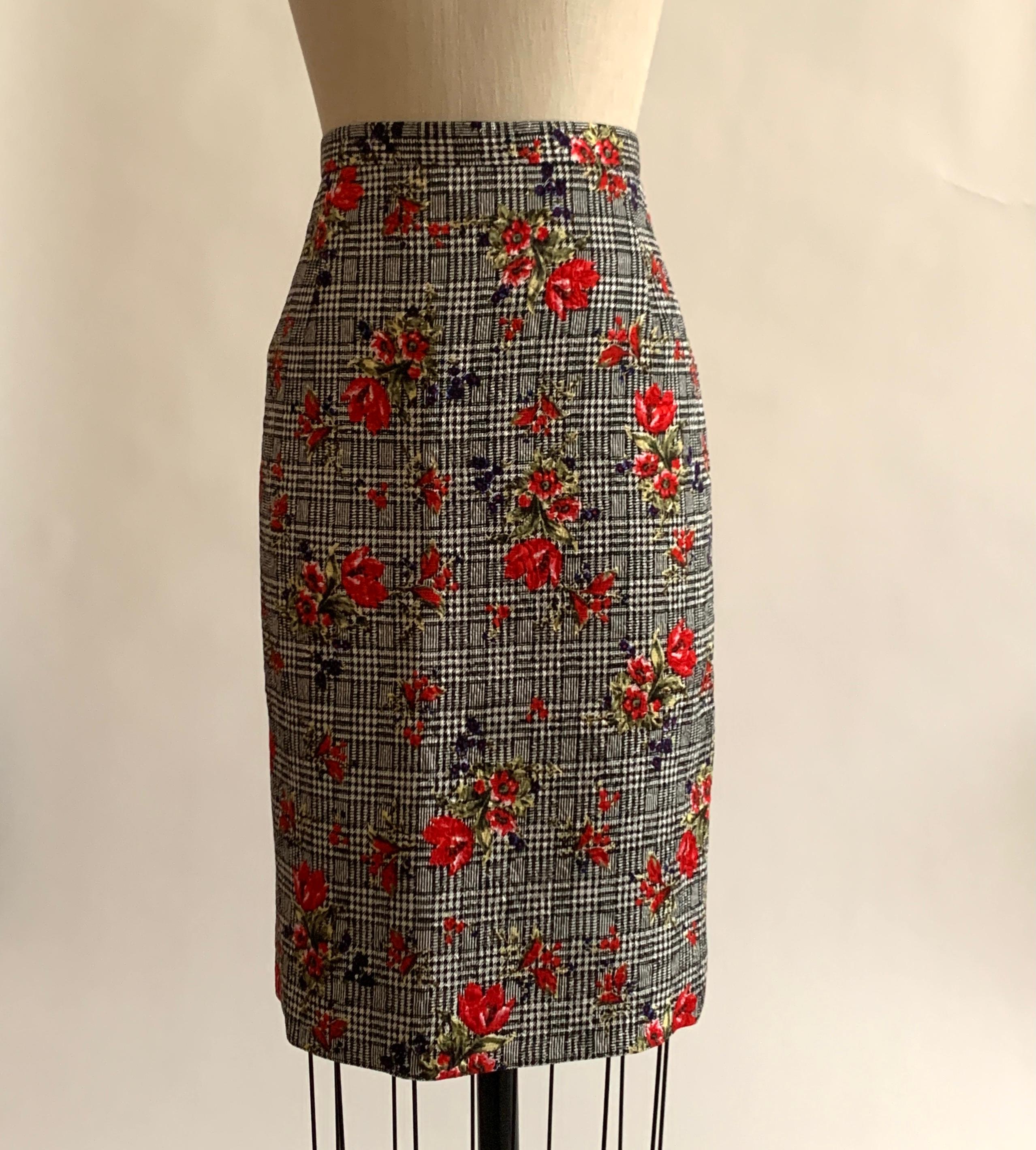 Oscar de la Renta black and white textured plaid check pencil skirt with red and purple flower print throughout. Back zip with hook and snap closure. Same print and similar skirt shown in Look 2 from the Resort 2014 presentation. 

68% wool, 32%