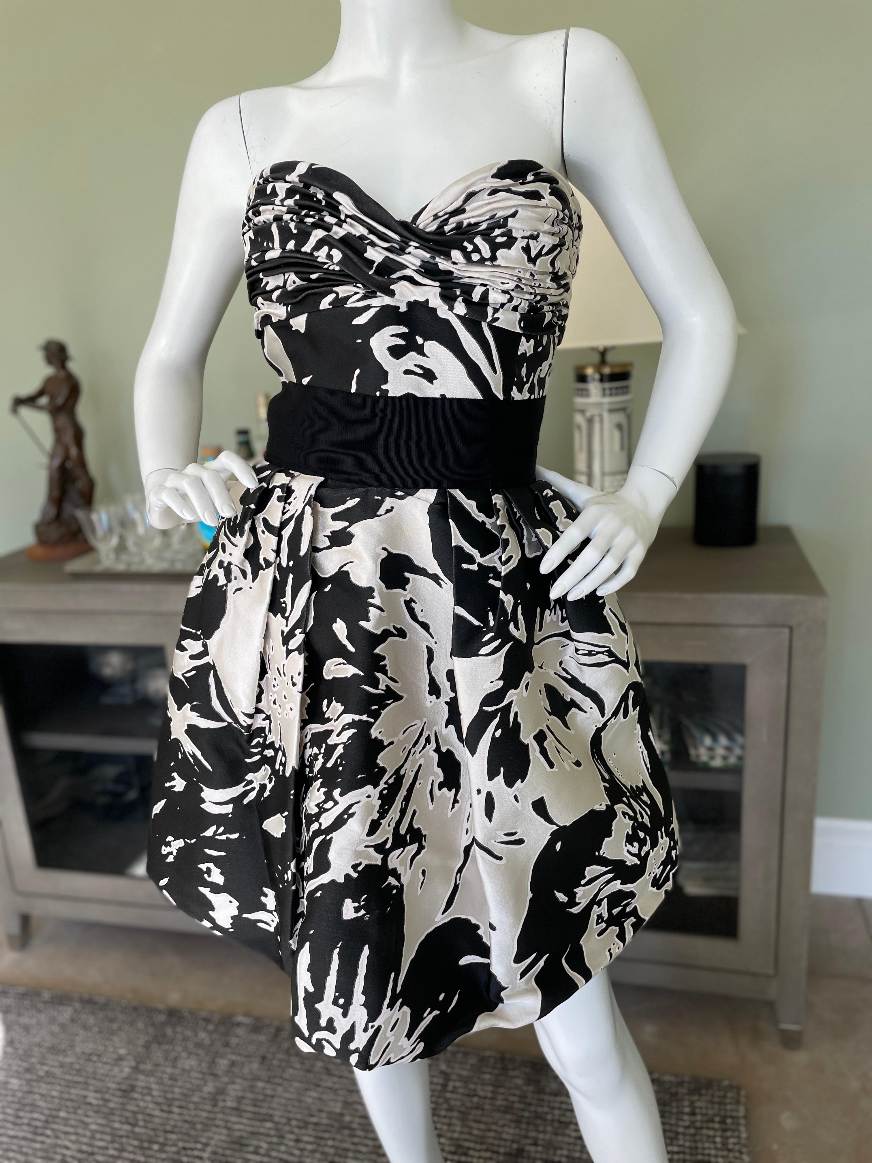 Oscar de la Renta Black and White Strapless Mini Ball Gown.
Fall 2010, there is a full inner corset.
Size label removed I would estimate size 10-12
Bust 38