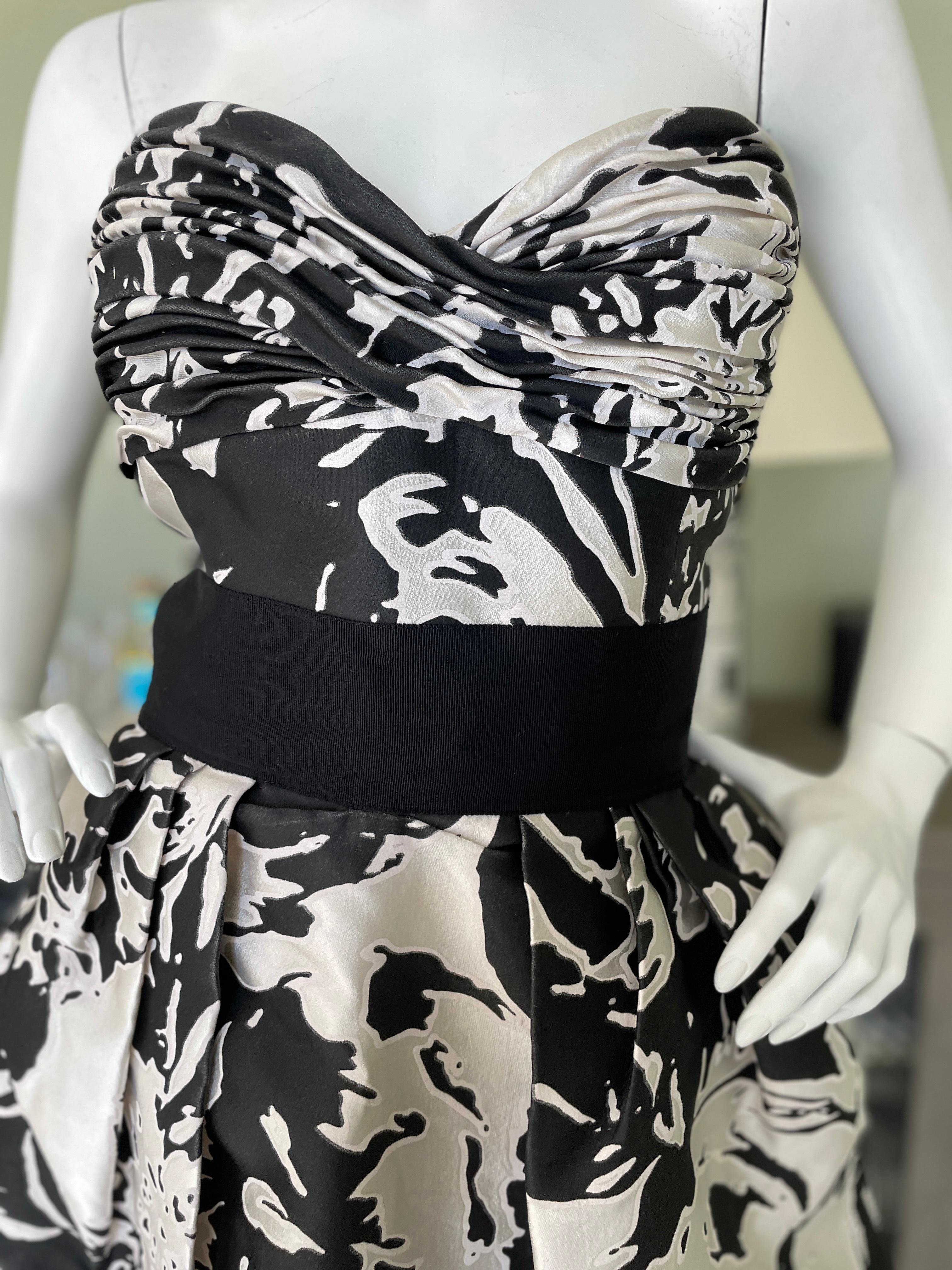 Oscar de la Renta Black and White Strapless Mini Ball Gown Fall 2010   In Excellent Condition For Sale In Cloverdale, CA
