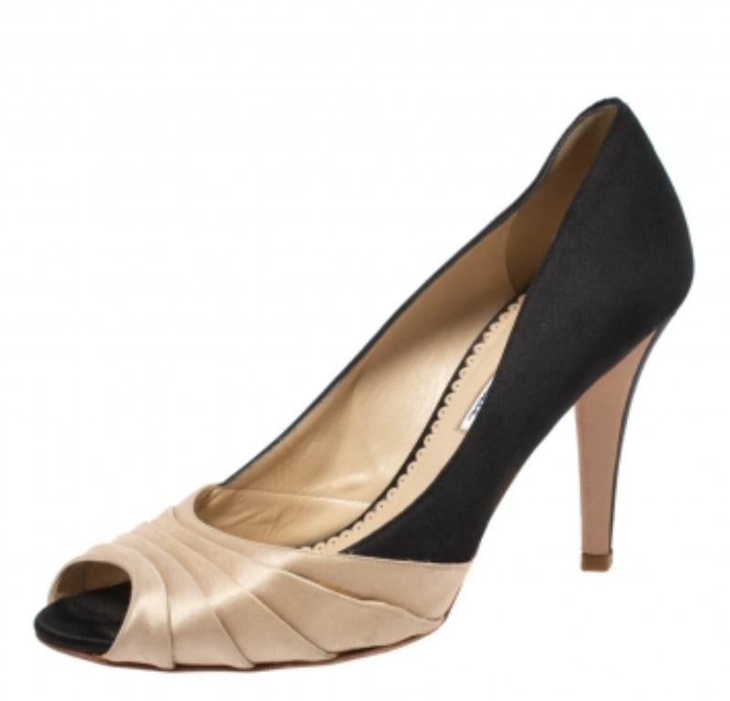 Oscar de la Renta Black/Beige Satin Ruched Detail Peep Toe Pumps Size 37 In Fair Condition For Sale In Dubai, Al Qouz 2