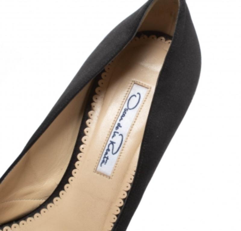 Women's Oscar de la Renta Black/Beige Satin Ruched Detail Peep Toe Pumps Size 37 For Sale