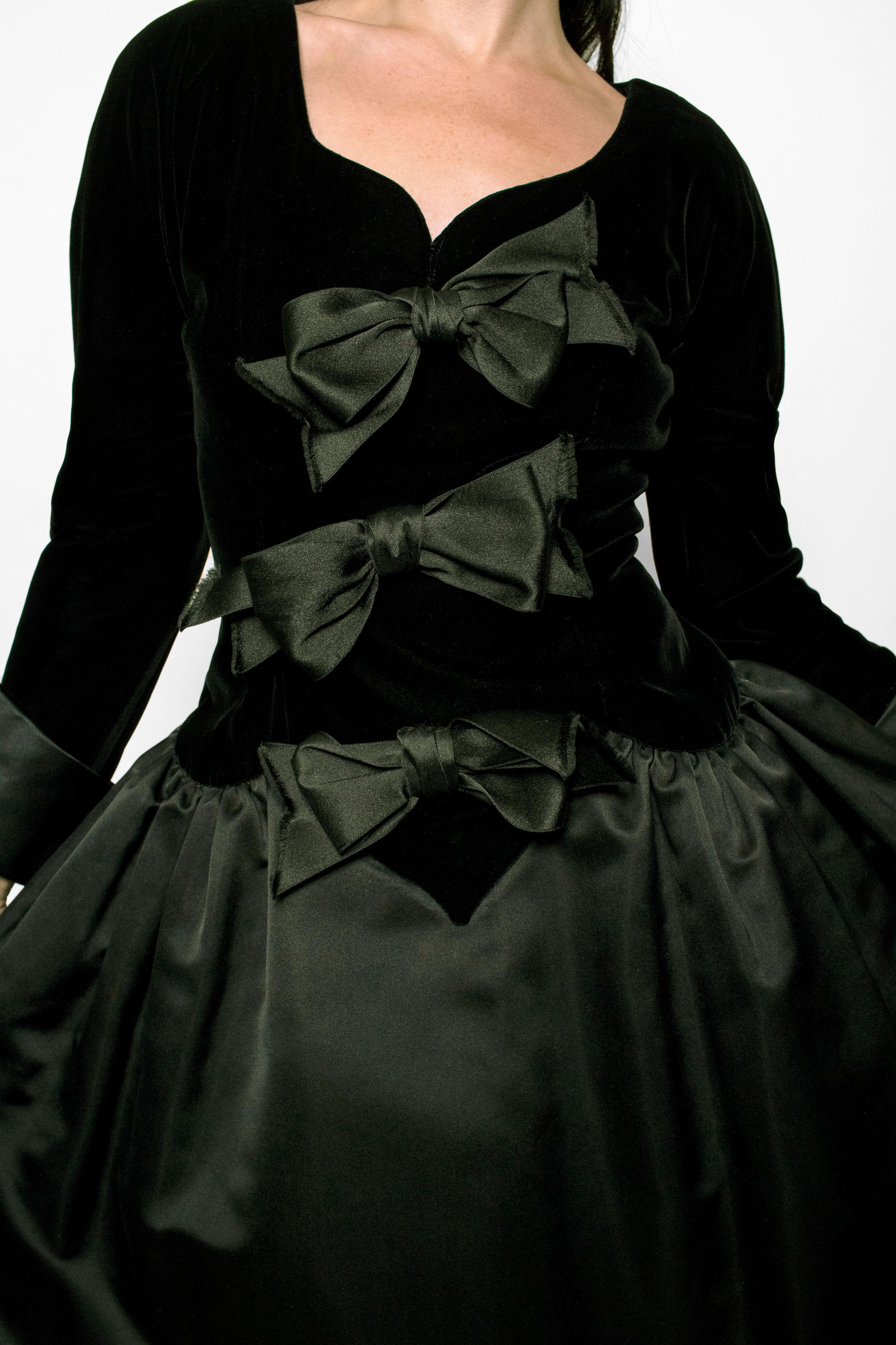 Oscar De La Renta Black Bow Cocktail Dress In Excellent Condition For Sale In Los Angeles, CA
