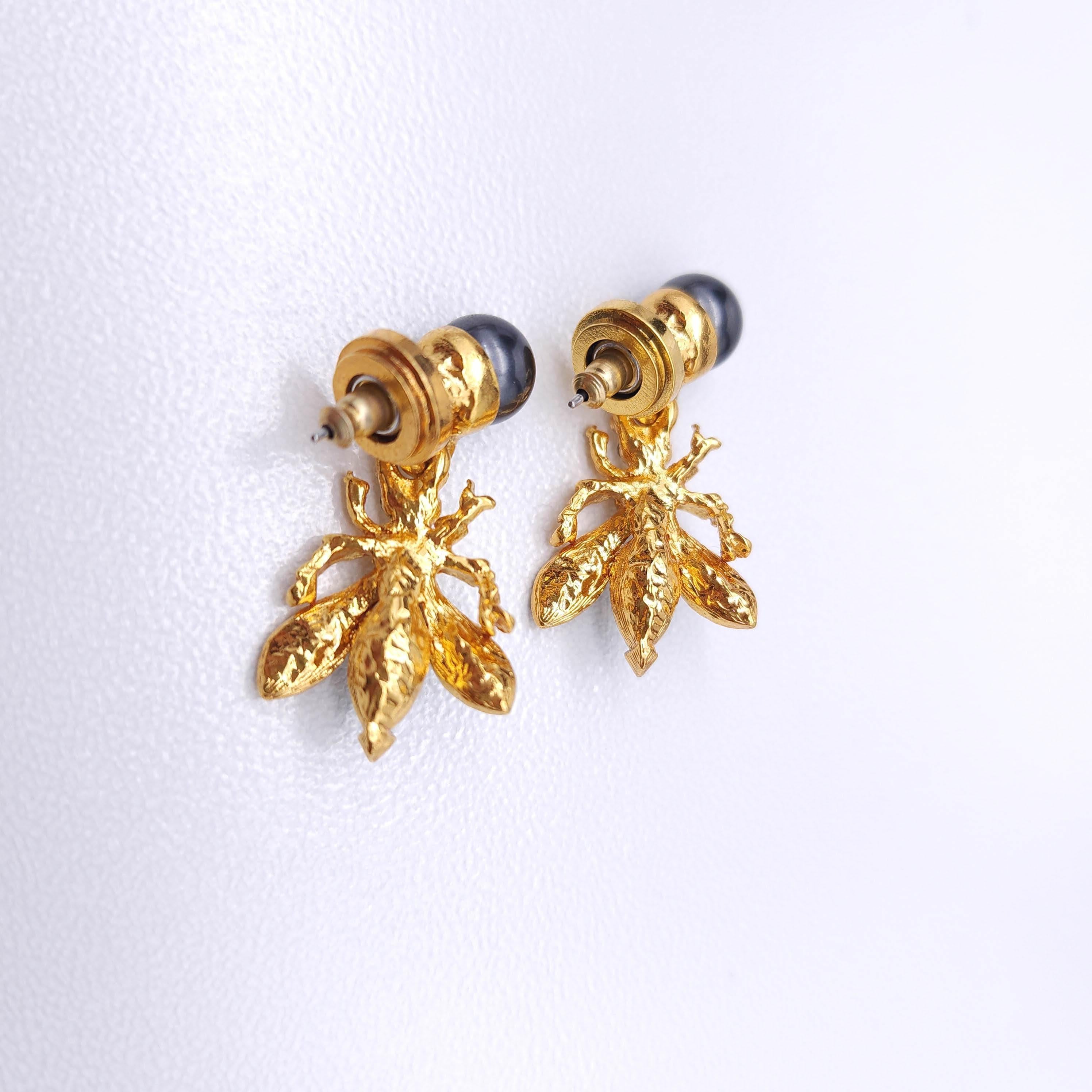 Oscar de la Renta Black Crystal Faux Pearl Gold Bee Stud Earrings In New Condition For Sale In Milford, DE
