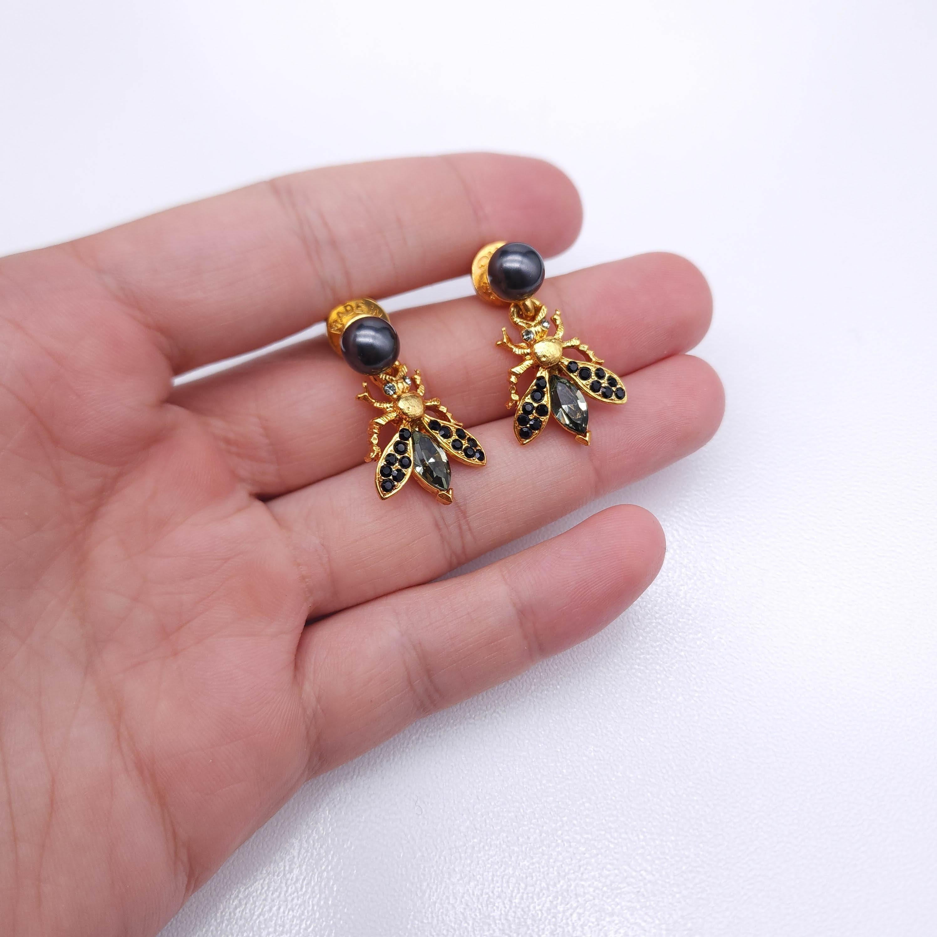 Women's Oscar de la Renta Black Crystal Faux Pearl Gold Bee Stud Earrings For Sale