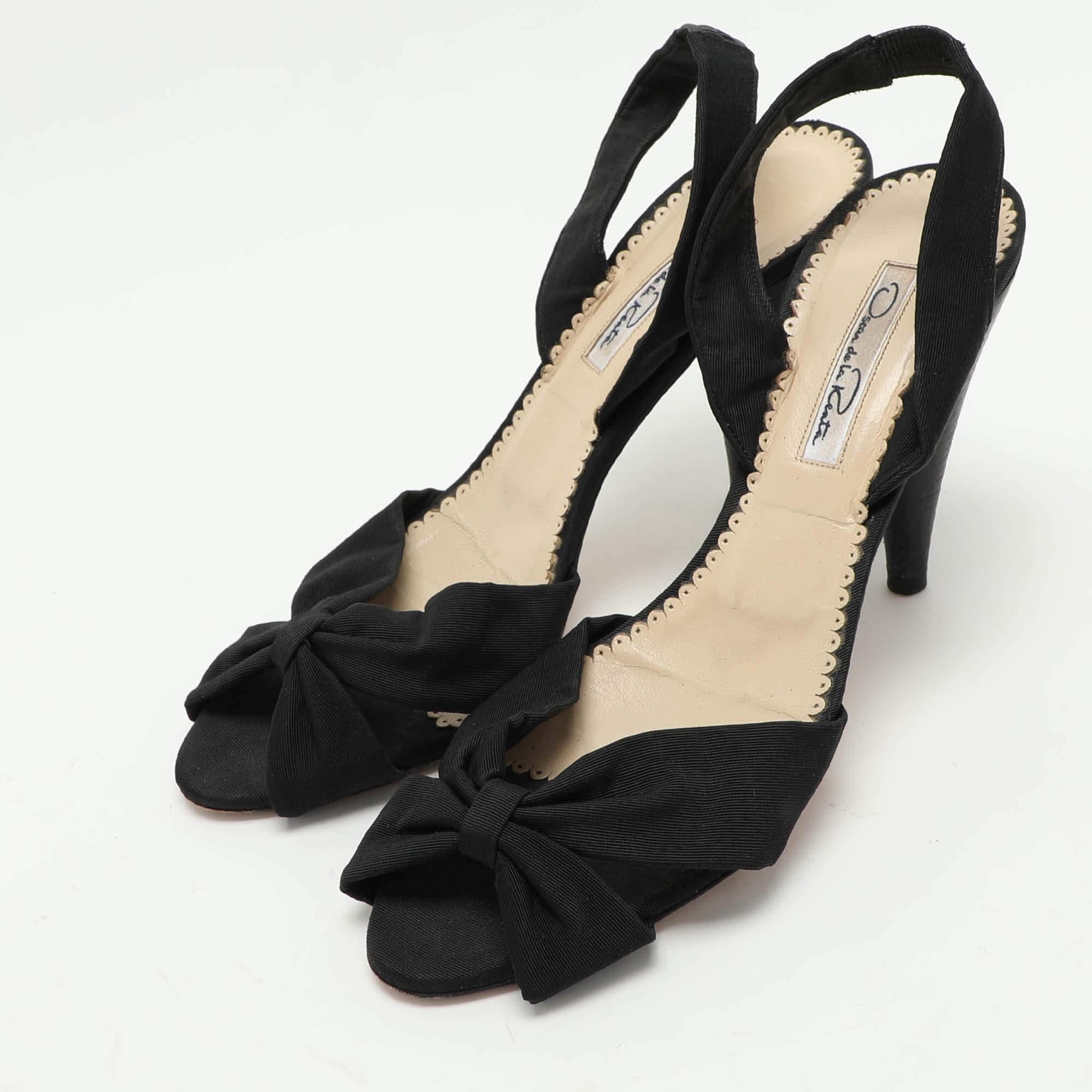 Les sandales dans lesquelles il faut investir cette saison sont celles-ci. Un travail méticuleux  les talons Oscar de la Renta allient luxe et confort  créant ainsi une paire qui se veut à la fois tendance et fabuleuse pour toutes les occasions.