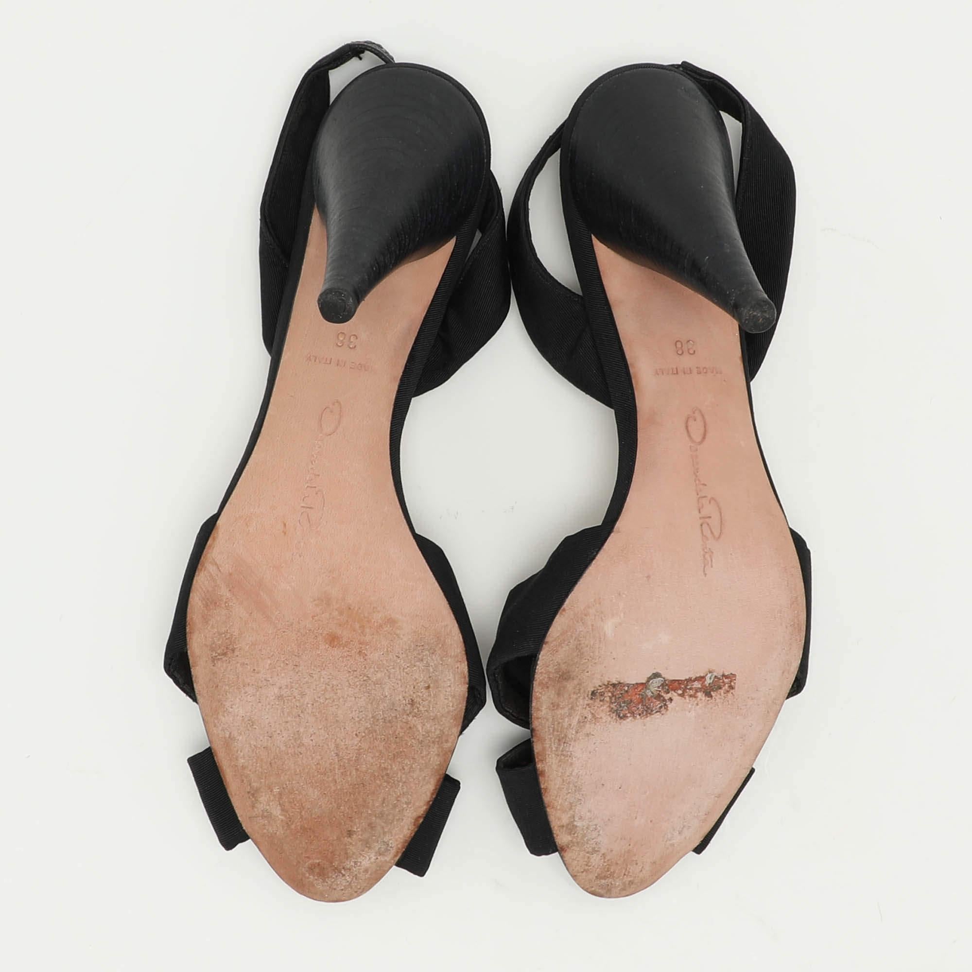 Oscar De La Renta Sandales Slide avec nœud en tissu noir Taille 38 Bon état - En vente à Dubai, Al Qouz 2