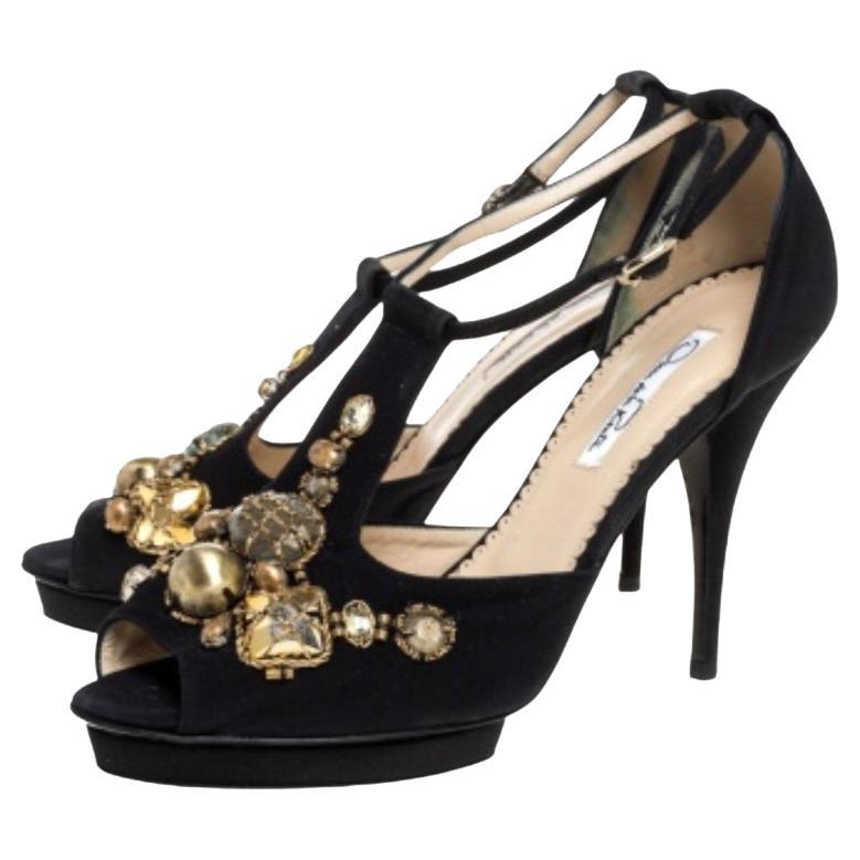 These black fabric sandals will keep your feet feeling fashionable all day. These sandals from the house of Oscar de la Renta are a fine blend of comfort and class. They feature embellished details on the vamps, buckled ankle straps and 11 cm heels.
