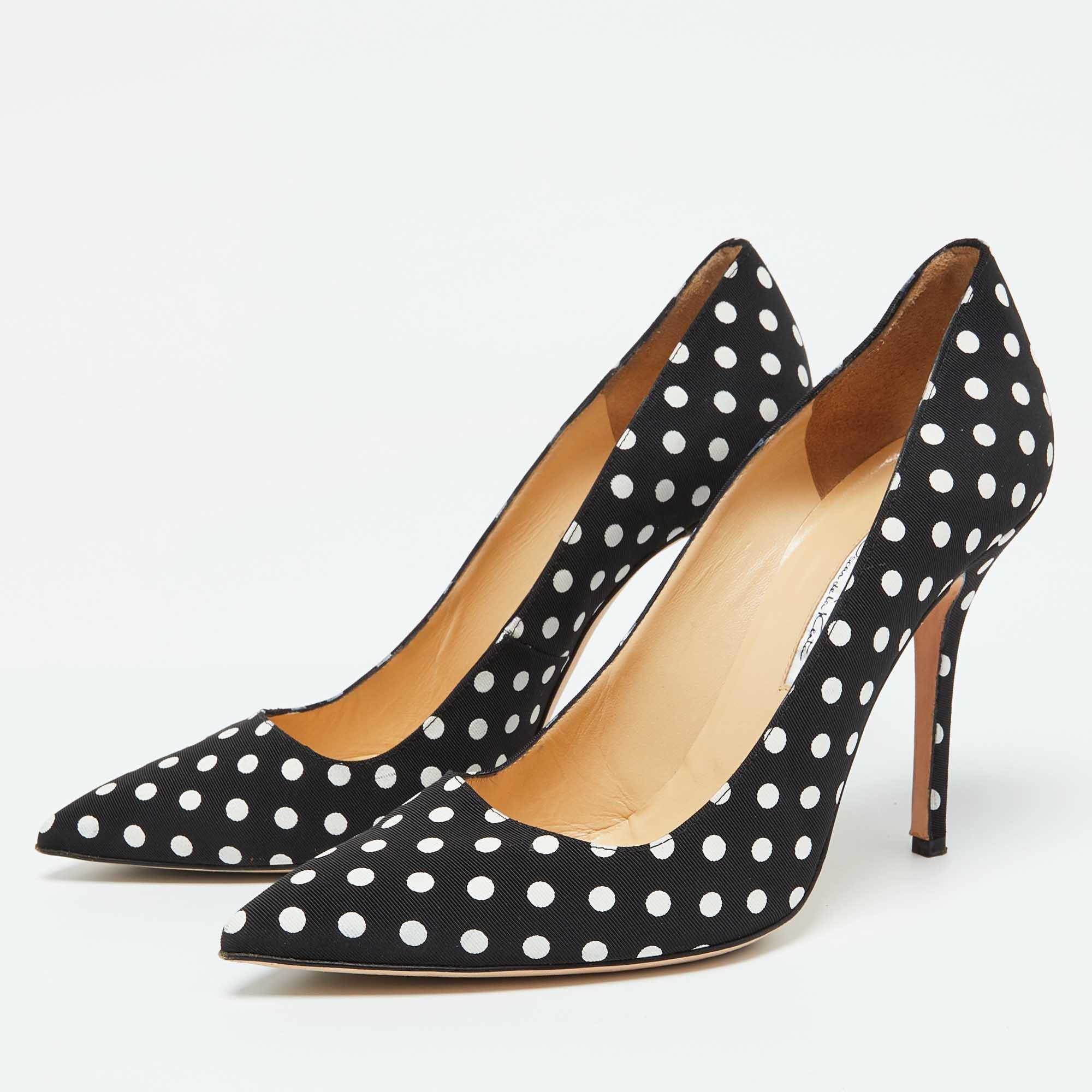 Faites preuve de chic avec ces escarpins de créateur. Ils présentent des talons robustes et des semelles durables  parfait pour vos sorties à la mode