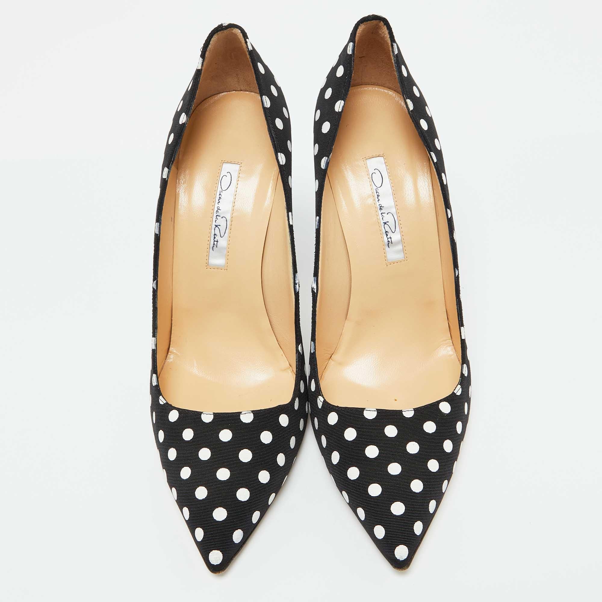 Noir Oscar De La Renta Escarpins à bouts pointus en tissu noir à pois imprimés Taille 41 en vente