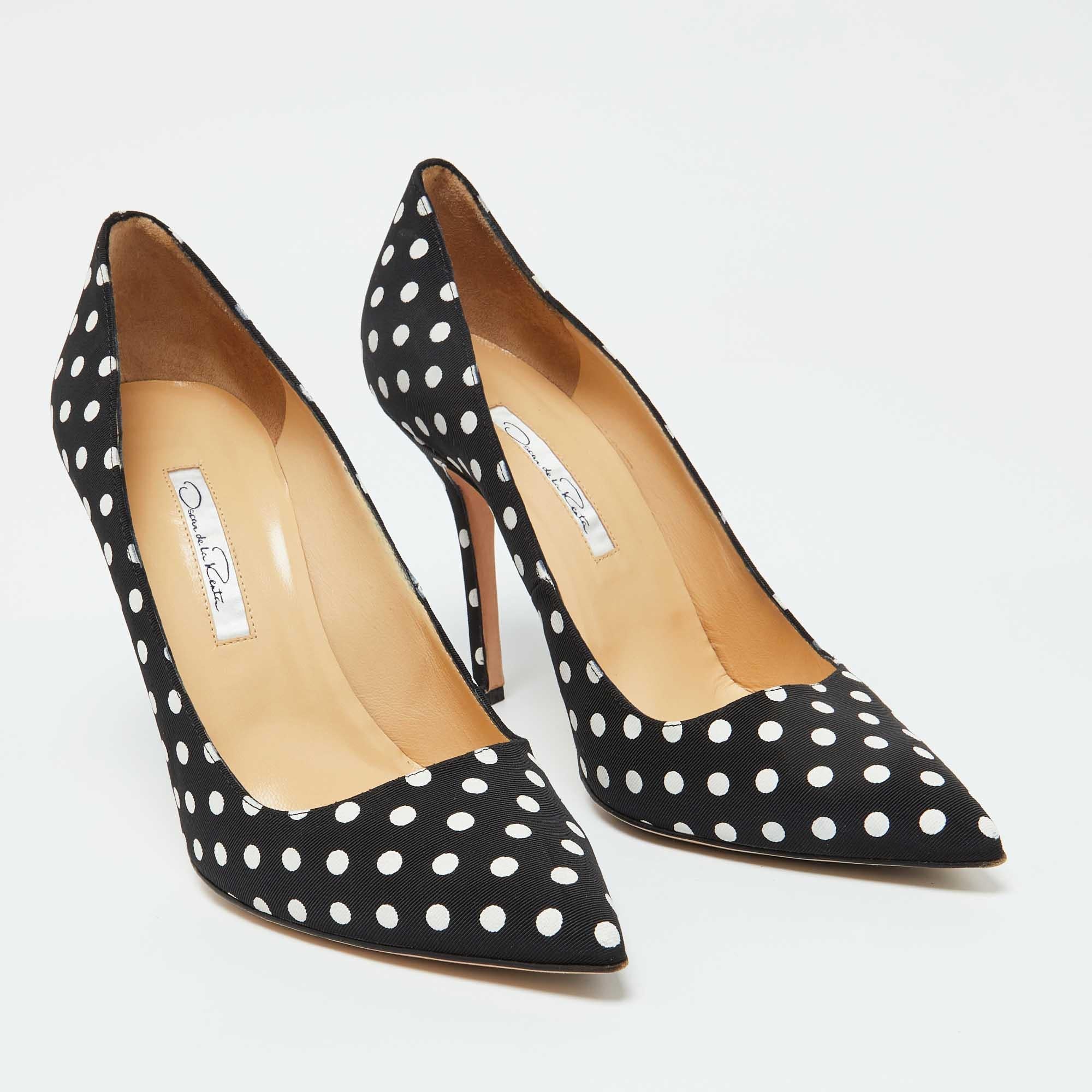 Oscar De La Renta Escarpins à bouts pointus en tissu noir à pois imprimés Taille 41 Bon état - En vente à Dubai, Al Qouz 2