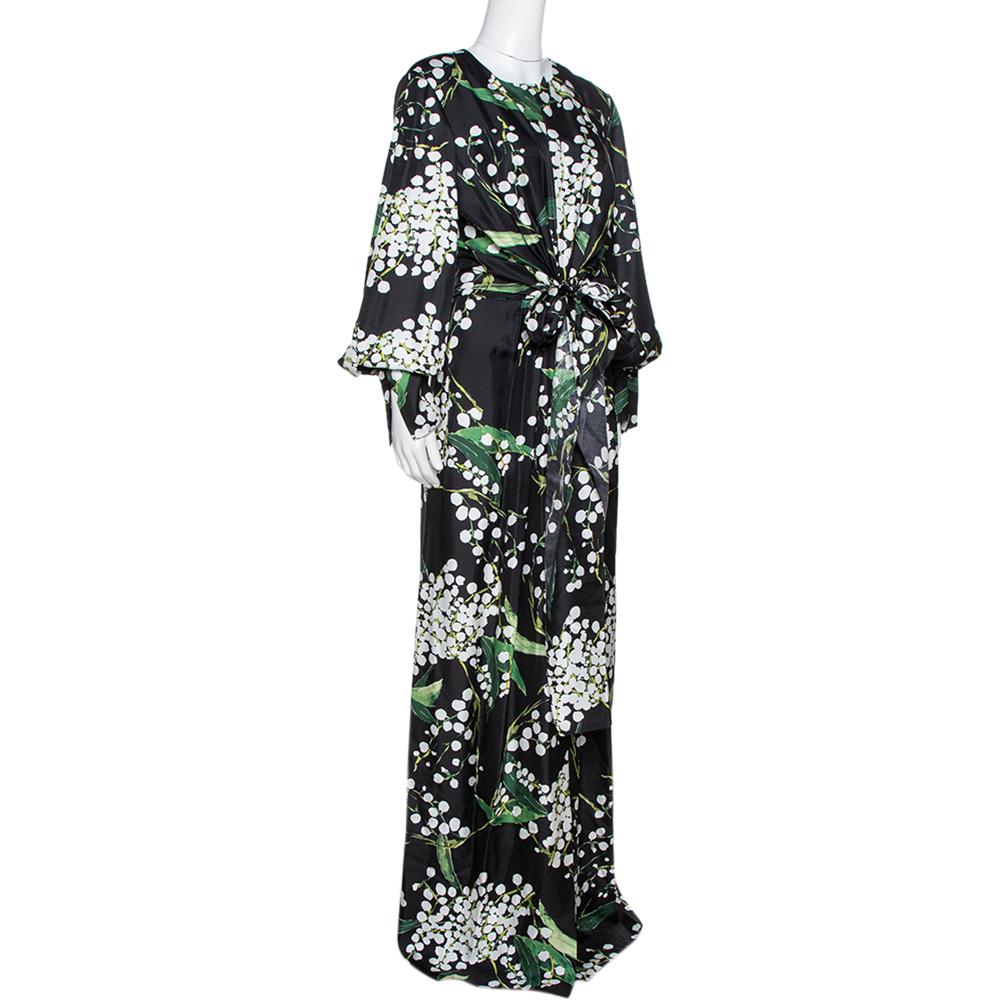 Isn't this maxi just wow! This Oscar de la Renta creation is made of 100% silk and features a lovely floral print all over. It flaunts a draped silhouette and comes with a round neckline and a cinched waist. It is equipped with a zip closure at the