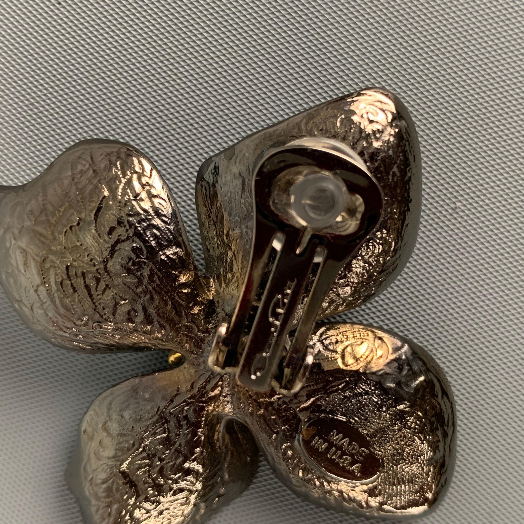 OSCAR DE LA RENTA earrings comes in a black & gold metal featuring a floral design and a clip on closure. 

Very Good Pre-Owned Condition. 
Original Retail Price: $180.00

Measurements: 

Width: 1.5 in. 