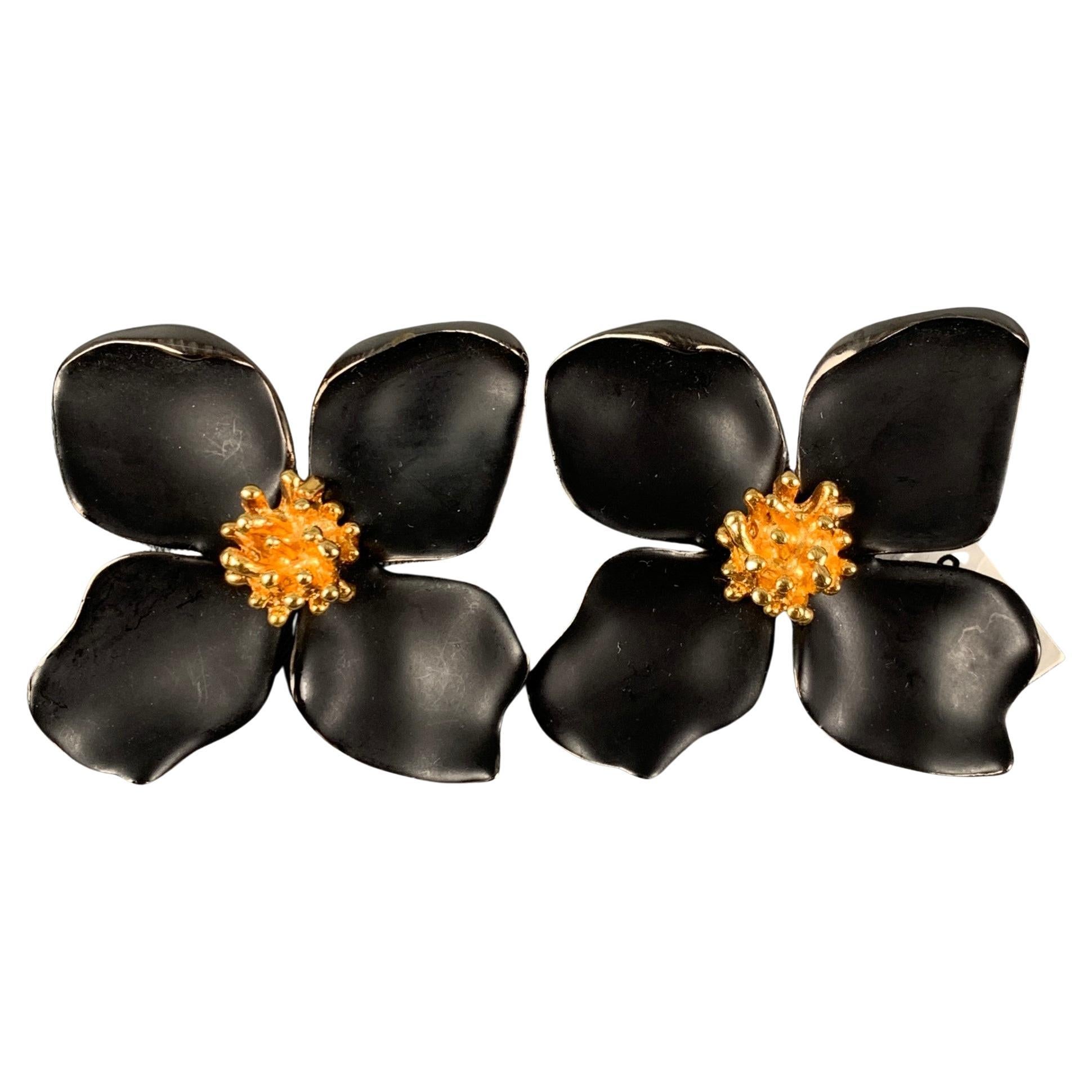 OSCAR DE LA RENTA Black Gold Floral Metal Clip On Earrings