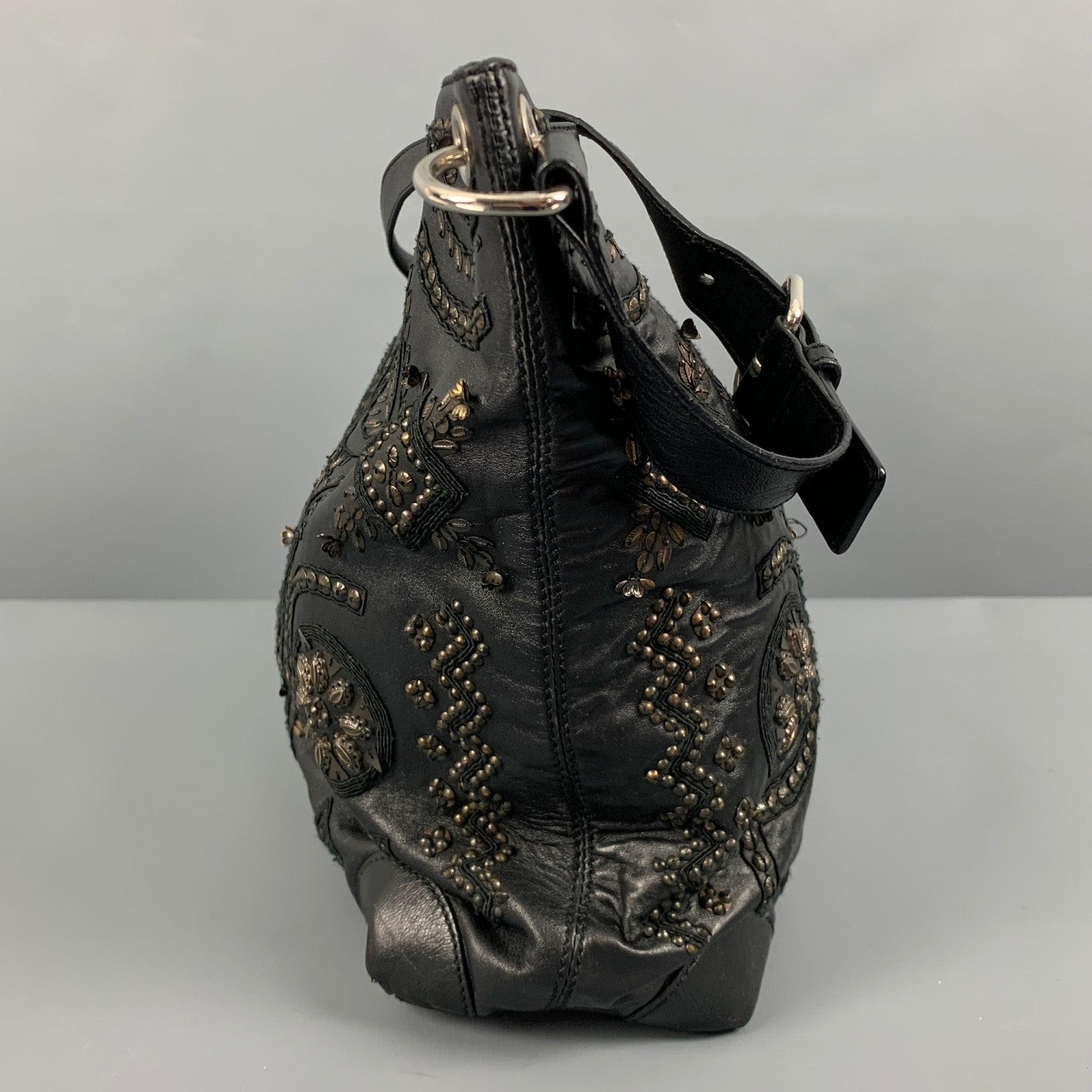 OSCAR DE A RENTA Handtasche
aus schwarzem Leder mit goldfarbenen Nieten und Perlen, floralem Muster, verstellbarem Schulterriemen und geräumigem Innenraum. Sehr guter, gebrauchter Zustand.
Einige fehlende Perlen. 

Abmessungen: 
  Länge: 17 Zoll