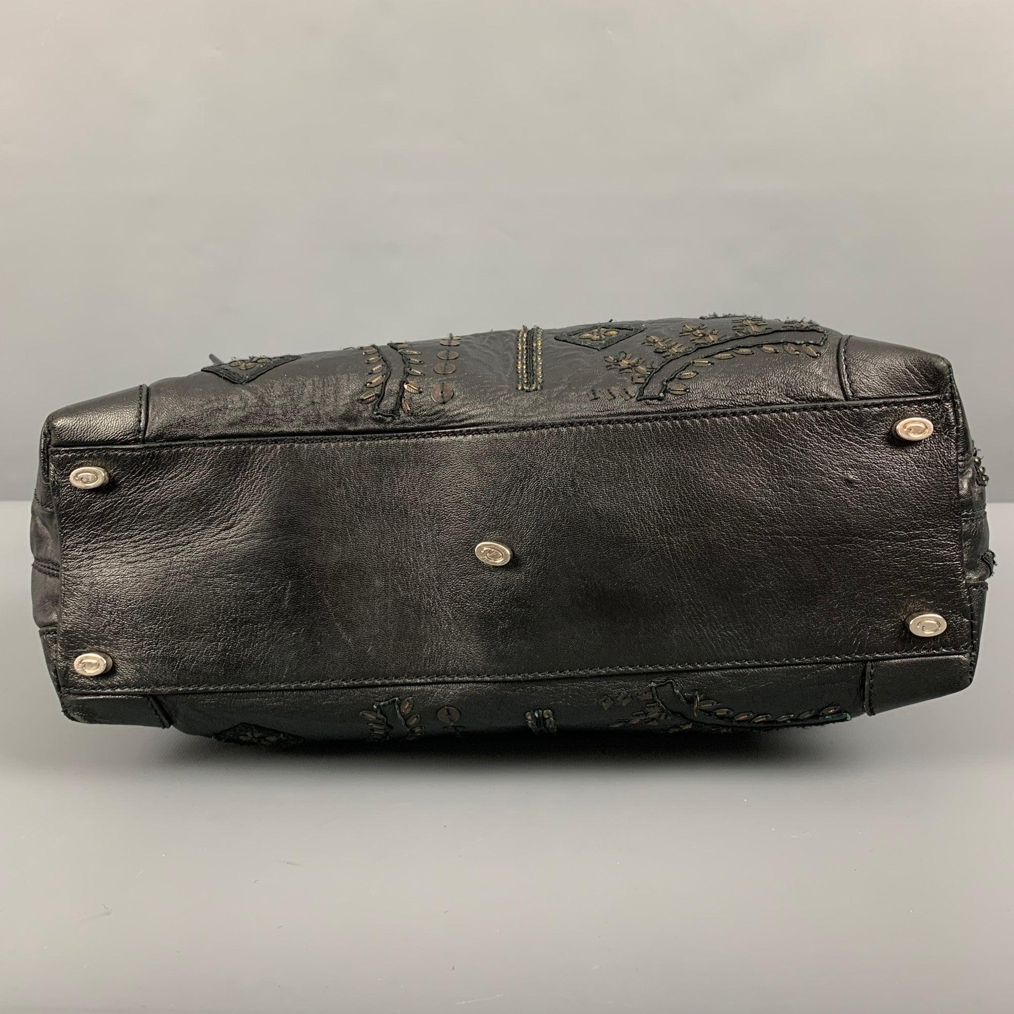 OSCAR DE LA RENTA Schwarz-Gold-Handtasche aus Leder mit Nieten im Angebot 2