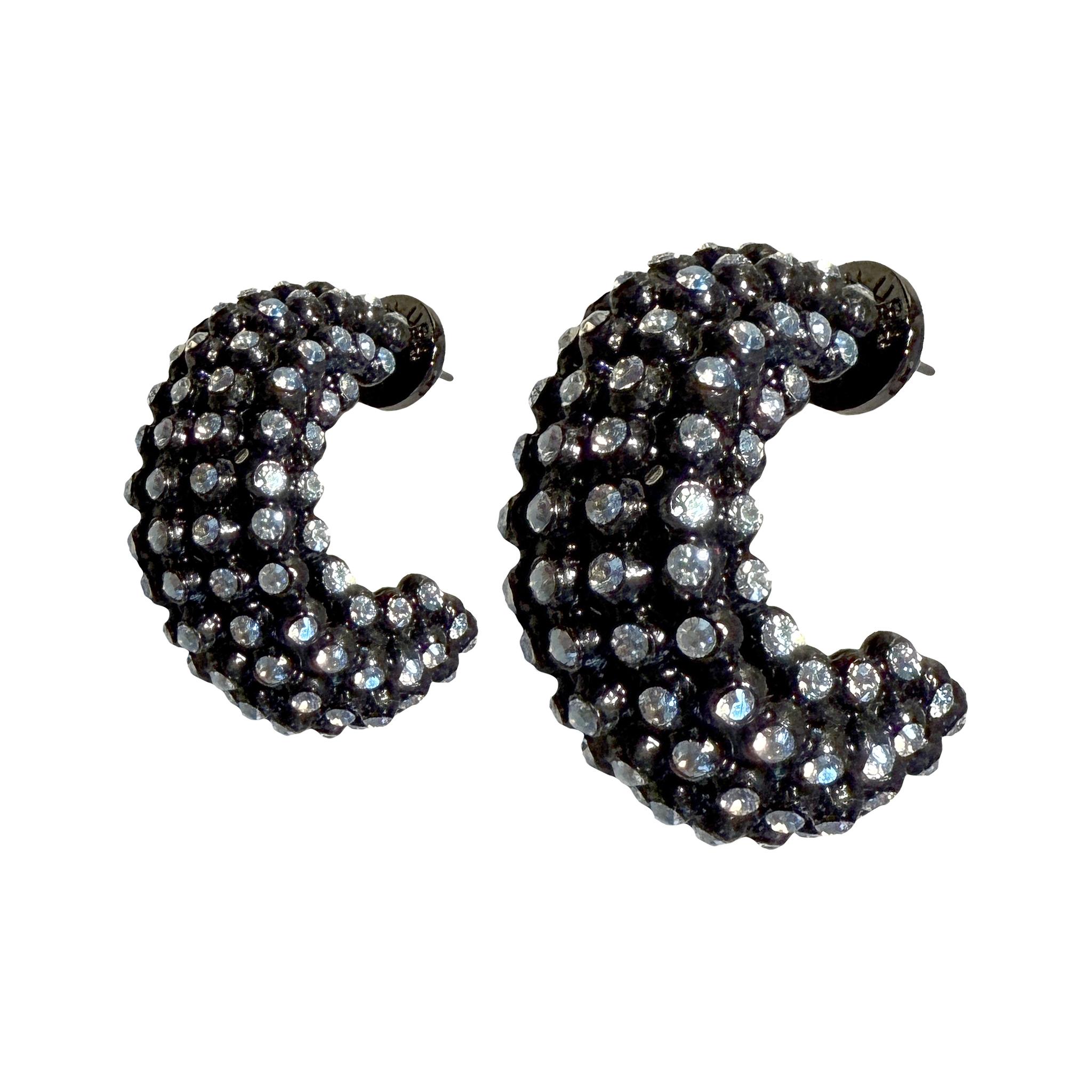 da uomo o donna Oscar De La Renta - Orecchini Demi-Hoop curvi con pavé di cristallo placcato ematite nera in vendita