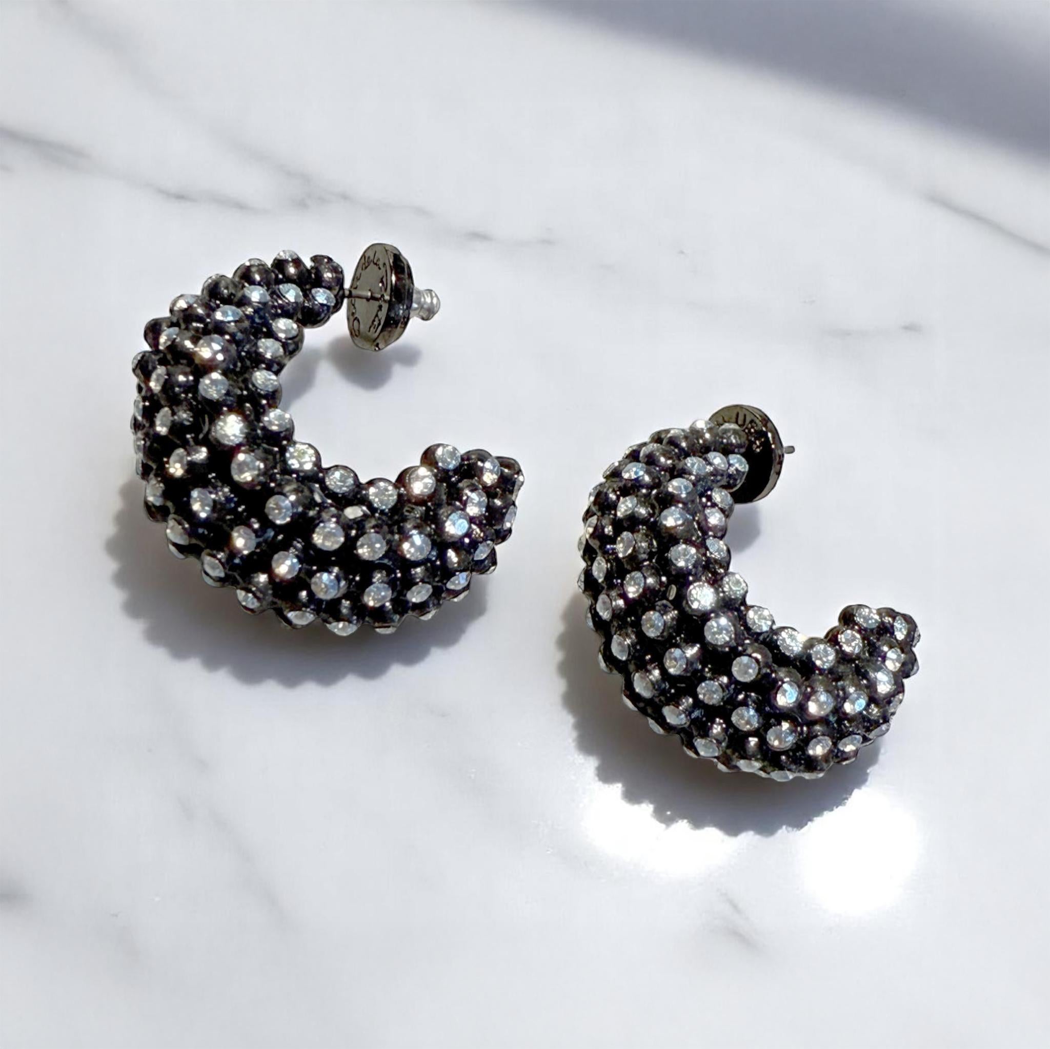 Oscar De La Renta - Orecchini Demi-Hoop curvi con pavé di cristallo placcato ematite nera in vendita 2