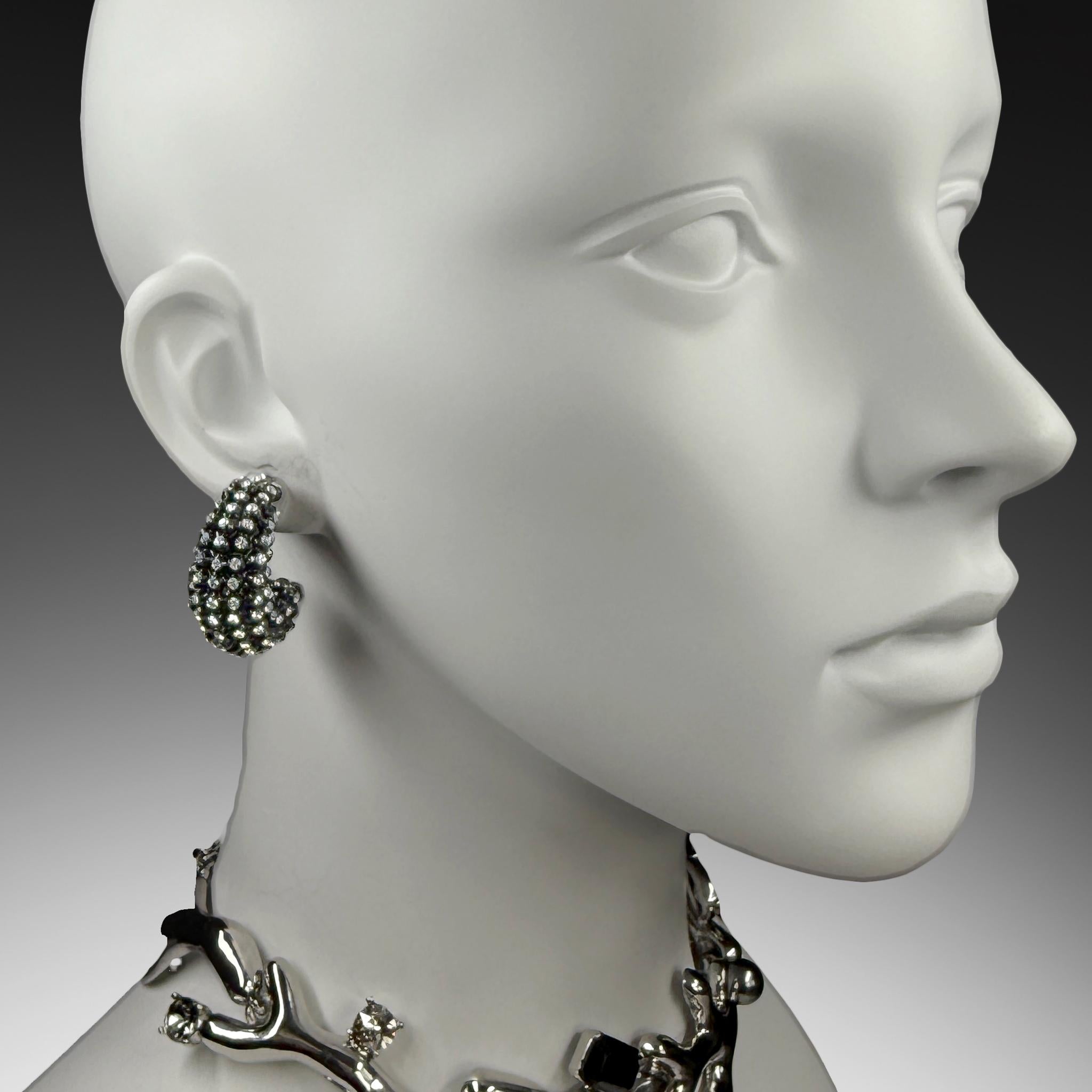 Oscar De La Renta - Orecchini Demi-Hoop curvi con pavé di cristallo placcato ematite nera in vendita 3