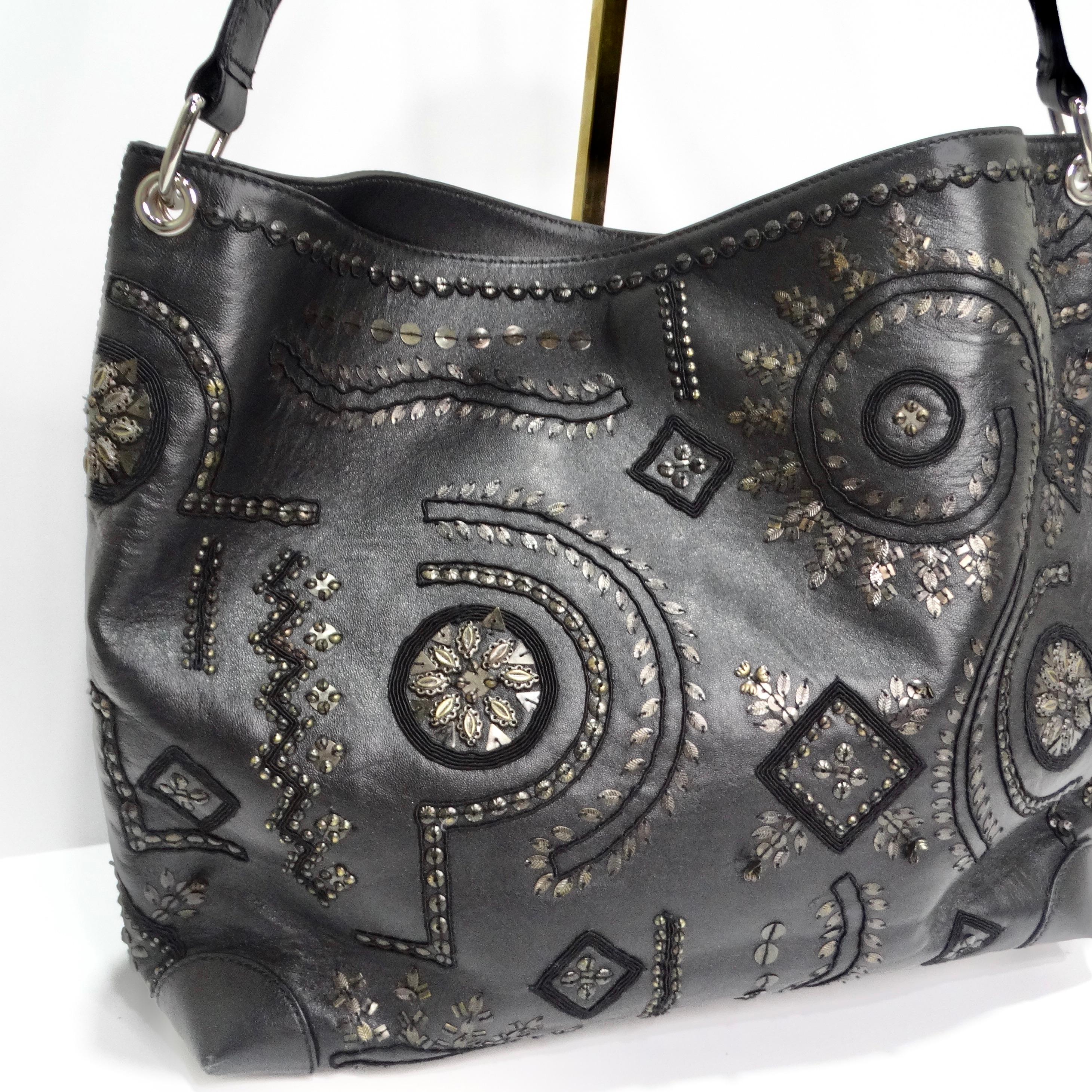 Mit der Oscar De La Renta Black Leather Embellished Tote Bag werten Sie Ihren Alltagsstil auf. Diese klassische schwarze Tasche ist ein wahres Kunstwerk, das mit seinen aufwendigen Stickereien und Perlenverzierungen Raffinesse und Launenhaftigkeit