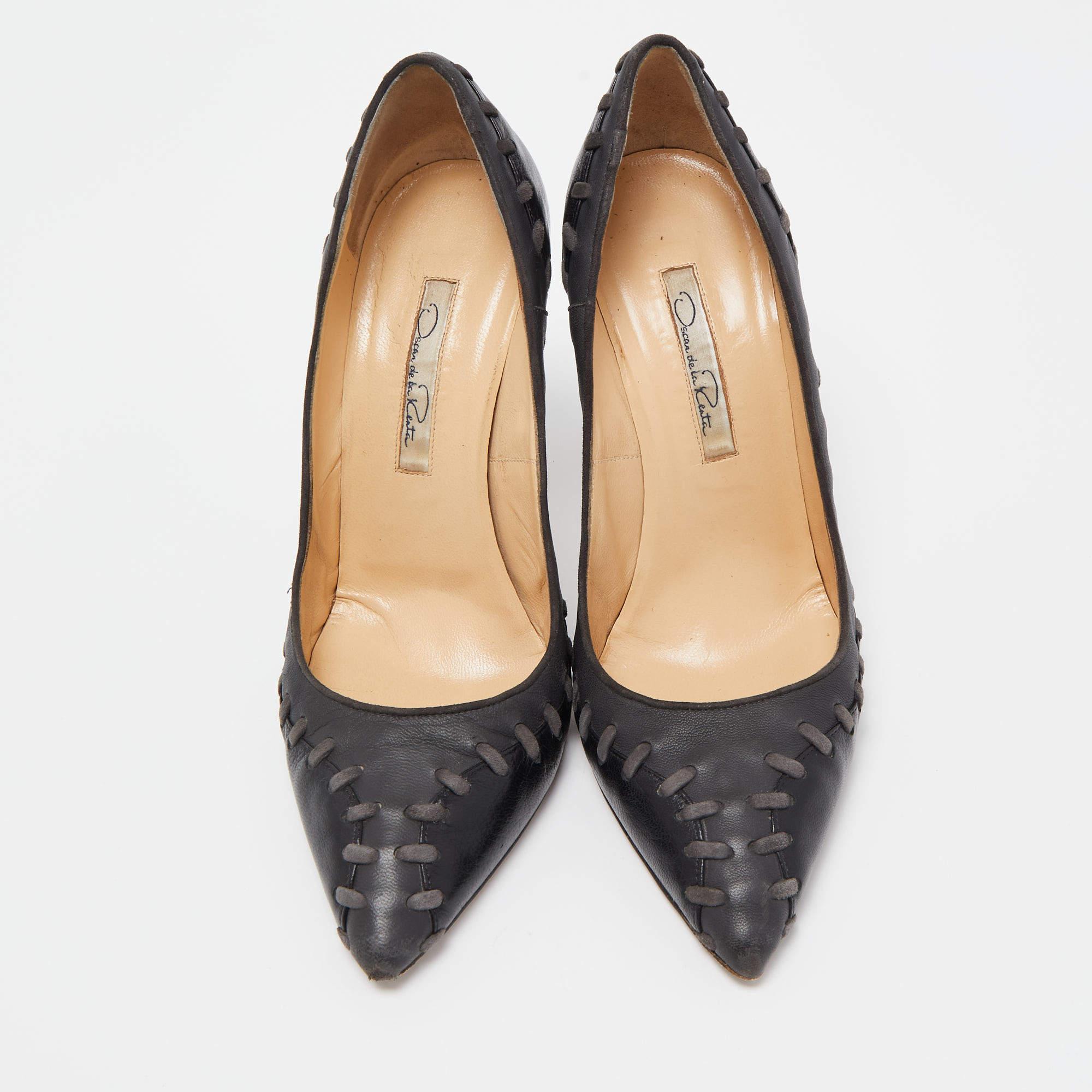 Oscar de la Renta Black Leather Pointed Toe Pumps Size 38 In Fair Condition For Sale In Dubai, Al Qouz 2