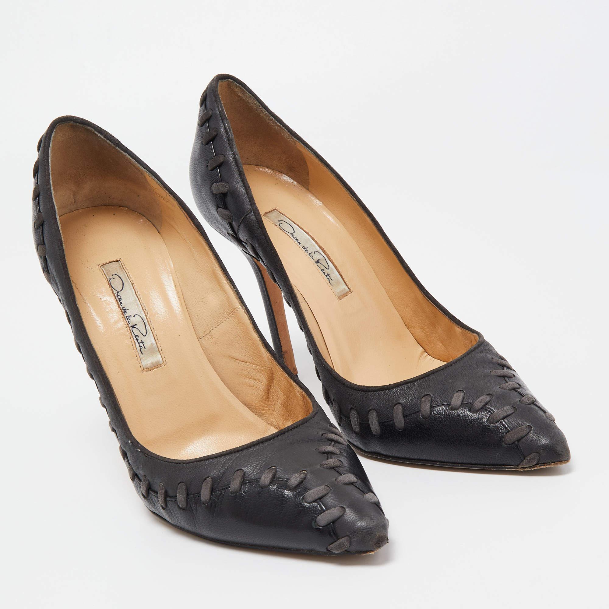 Women's Oscar de la Renta Black Leather Pointed Toe Pumps Size 38 For Sale