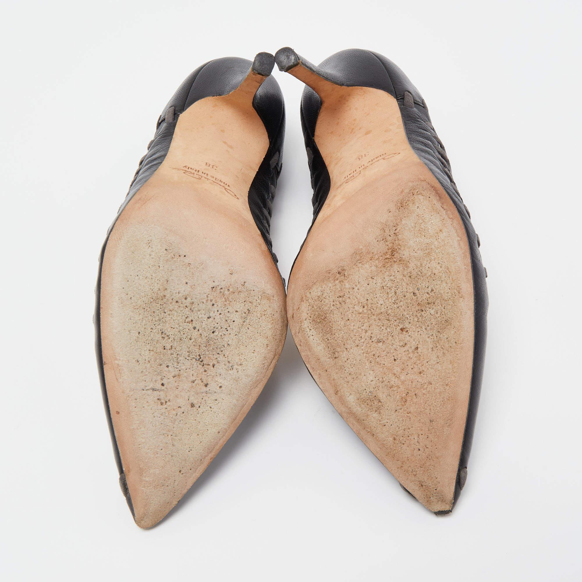 Oscar de la Renta Black Leather Pointed Toe Pumps Size 38 For Sale 2