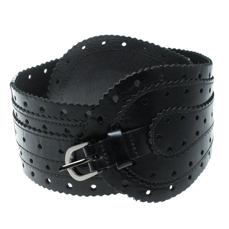 Whether you accessorize it with flattering dresses or with maxi skirts, this fabulous belt from Oscar de la Renta is sure to make you look very stylish. The black belt is crafted from leather and features a layered design with multiple holes