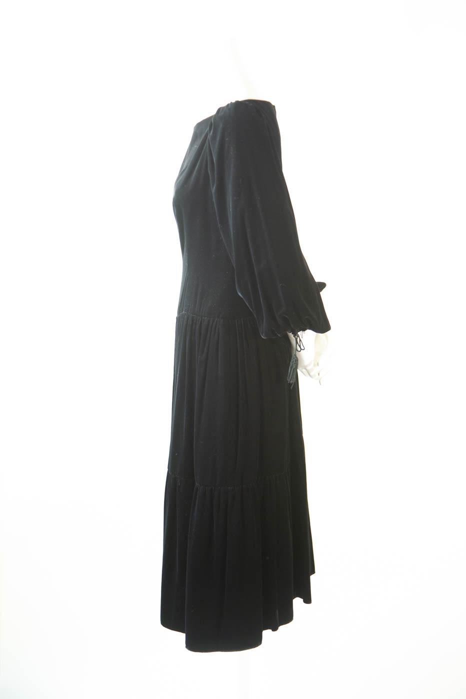 Oscar De La Renta Black velvet long sleeved dress

US 8