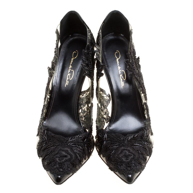 Scintillating, ravishing and regal, these Alyssa pumps from Oscar de la Renta are sure to make you fall in love with them. These black pumps are crafted from patent leather and PVC and feature an elegant silhouette. They flaunt an exquisite