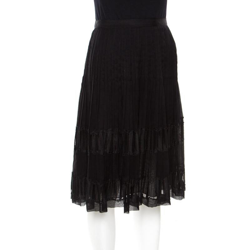 Classy and elegant, this black skirt from Oscar de la Renta's Spring 2009 collection will be a splendid pick for all your special moments. It is made from silk and designed to fall as pleats with lace inserts.

Includes: Price Tag, Info Card, The