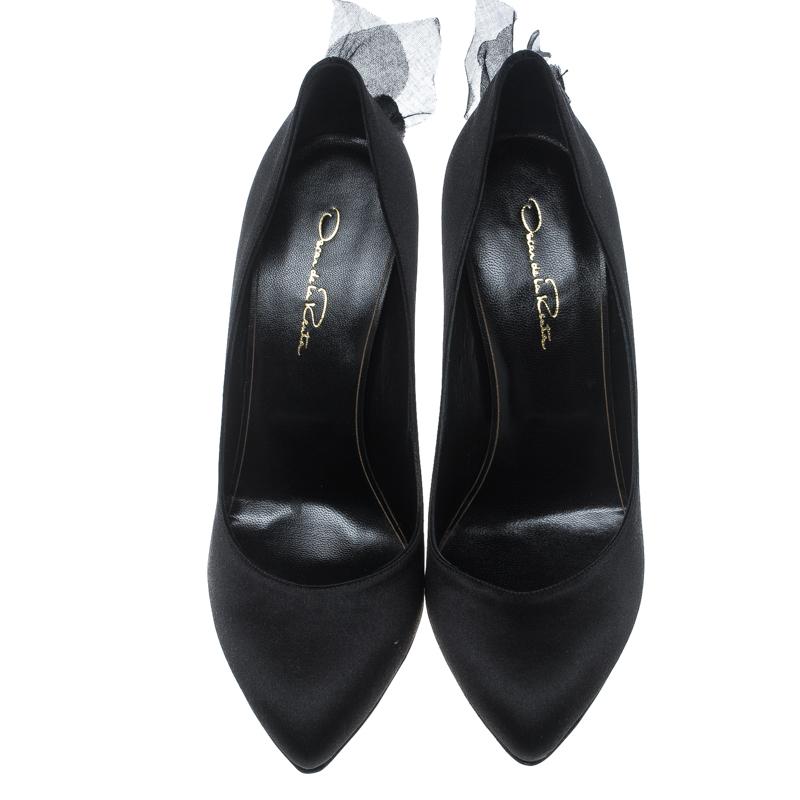 Breathtaking and whimsical, these Kincy pumps from Oscar de la Renta are here to make you fall in love with them! These black pumps are crafted from satin and feature an elegant design. They flaunt pointed toes, comfortable leather lined insoles and